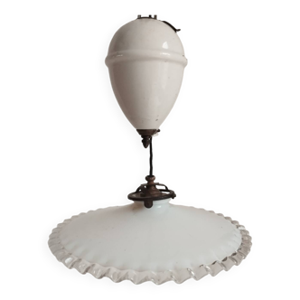 Suspension monte et baisse en opaline et porcelaine