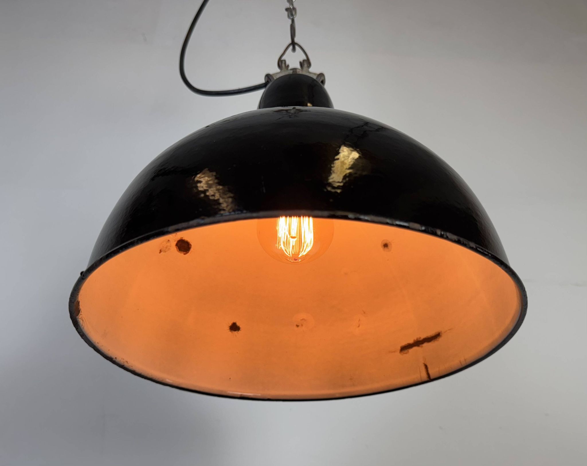 Lampe d'usine industrielle en émail noir avec dessus en fonte, années 1950