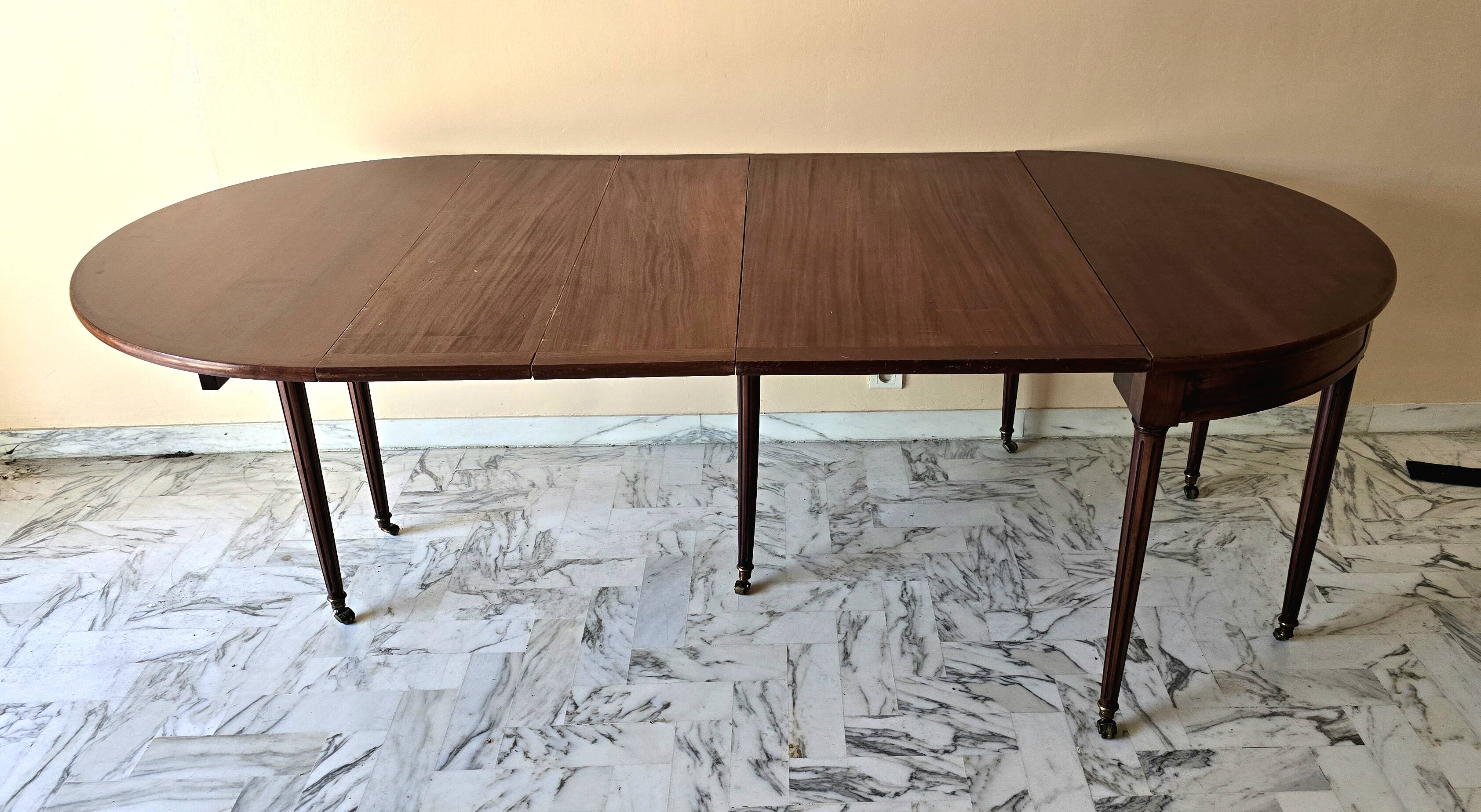 Extendable half-moon table in Louis XVI style