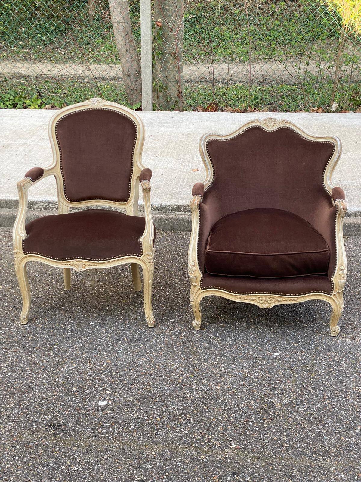 Louis XV cabriolet armchair in solid wood, beige and velvet fabric.