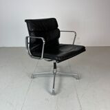 Soft Pad chair de Charles & Ray Eames édition Herman Miller