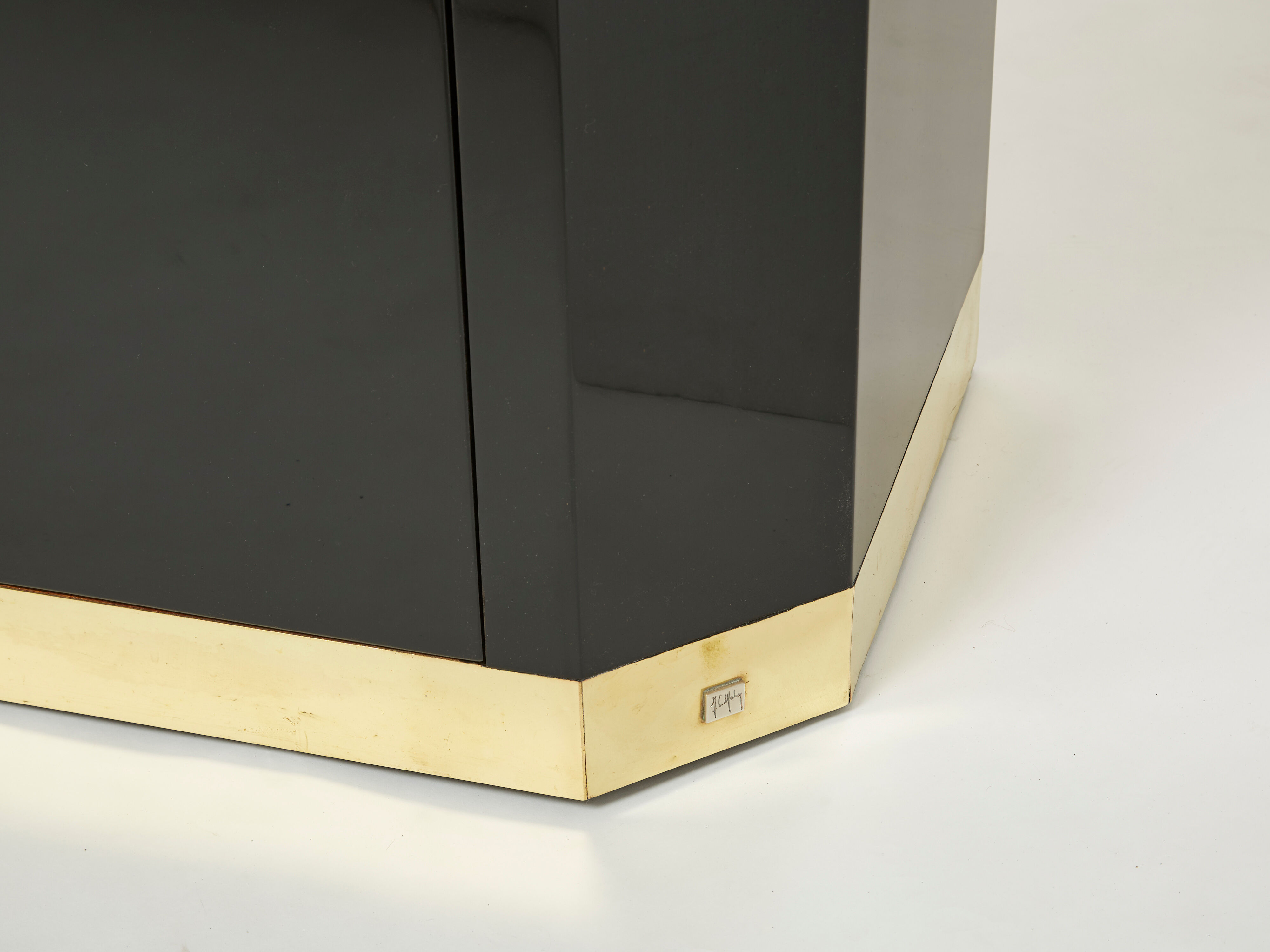 Enfilade laquée noire et laiton signée J.C. Mahey années 70