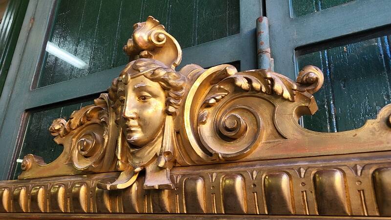 LARGE GOLDEN BEVELLED MIRROR WITH HEAD REF JE