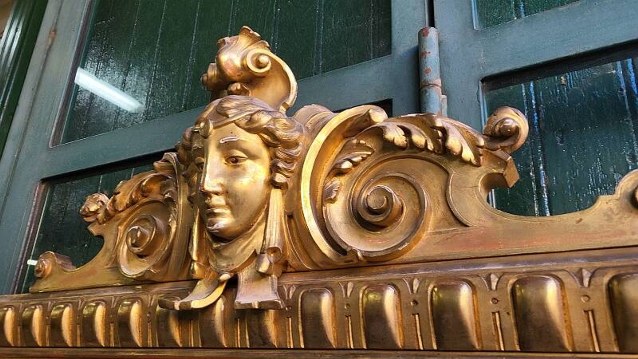 LARGE GOLDEN BEVELLED MIRROR WITH HEAD REF JE