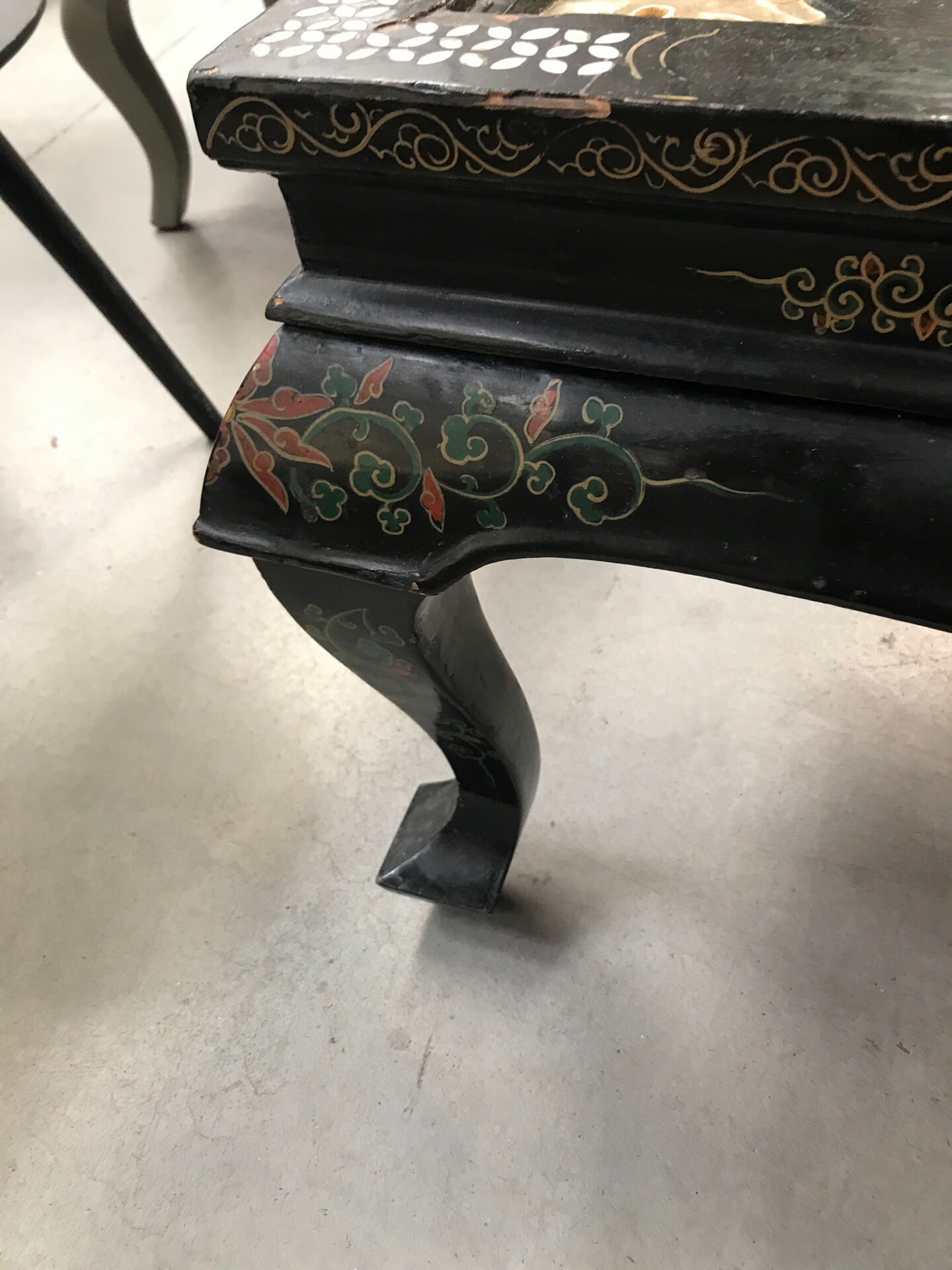 Table basse Chinoise avec sculpture et nacre
