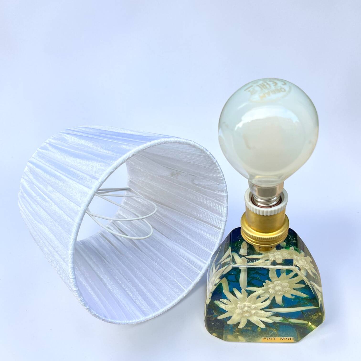 Lampe en résine inclusion de fleurs Edelweiss, 1960