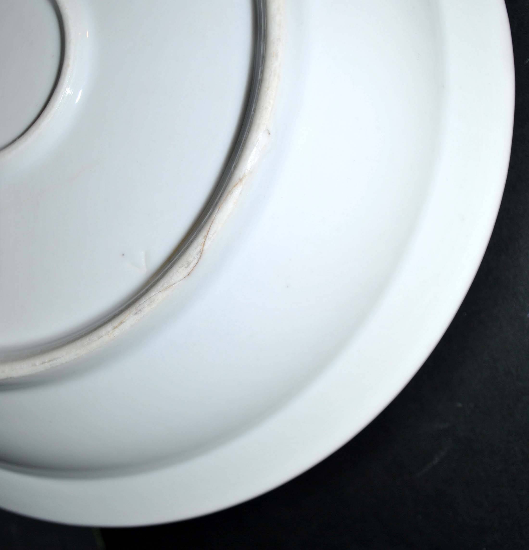 Limoges? lot de 2 plats ronds en porcelaine ancienne à liseré vert et or
