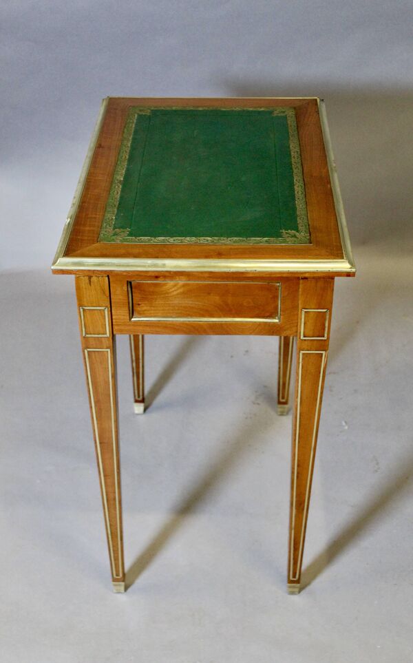 Table à écrire style Louis XVI en bois et laiton