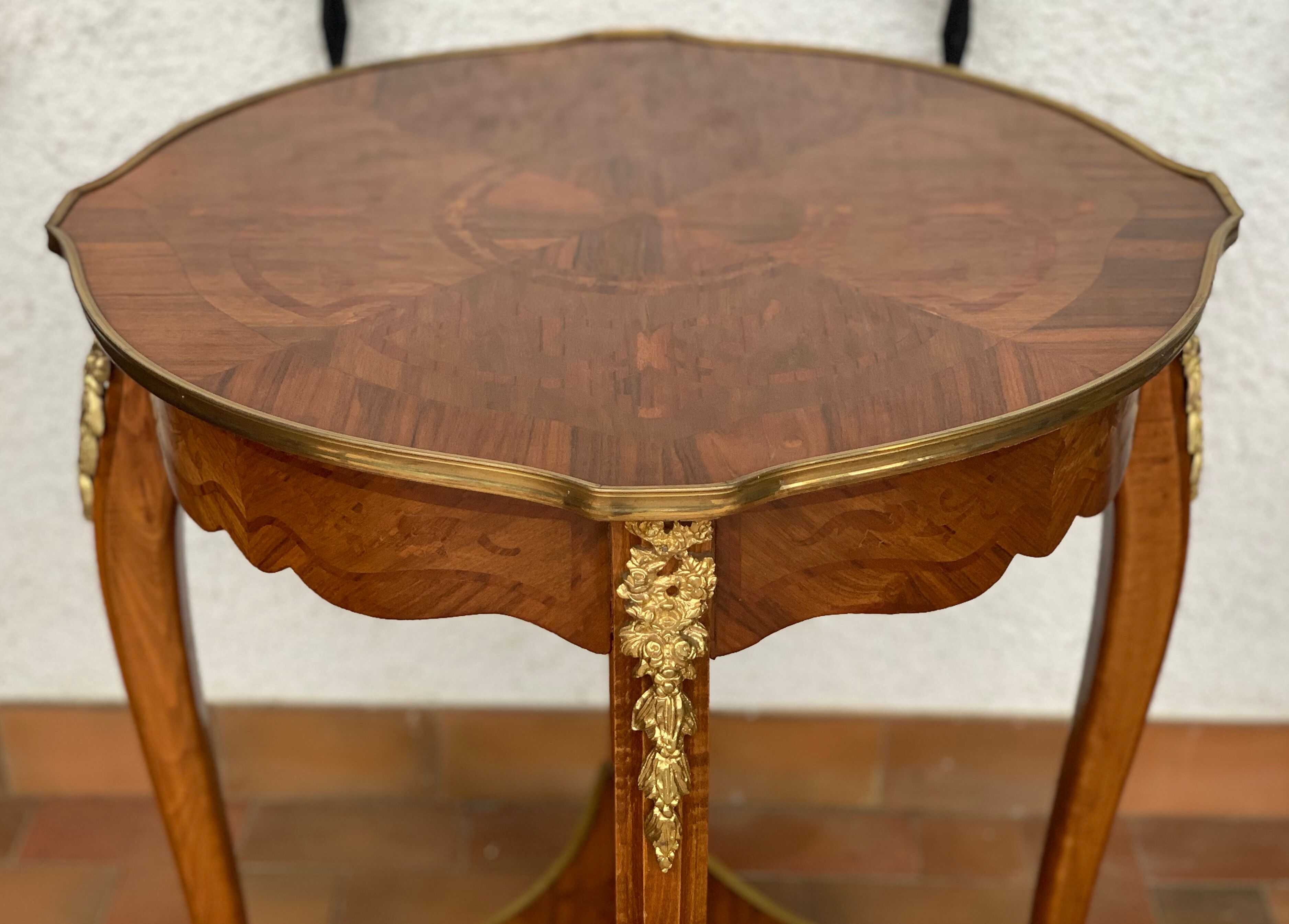 Round side table in rosewood marquetry