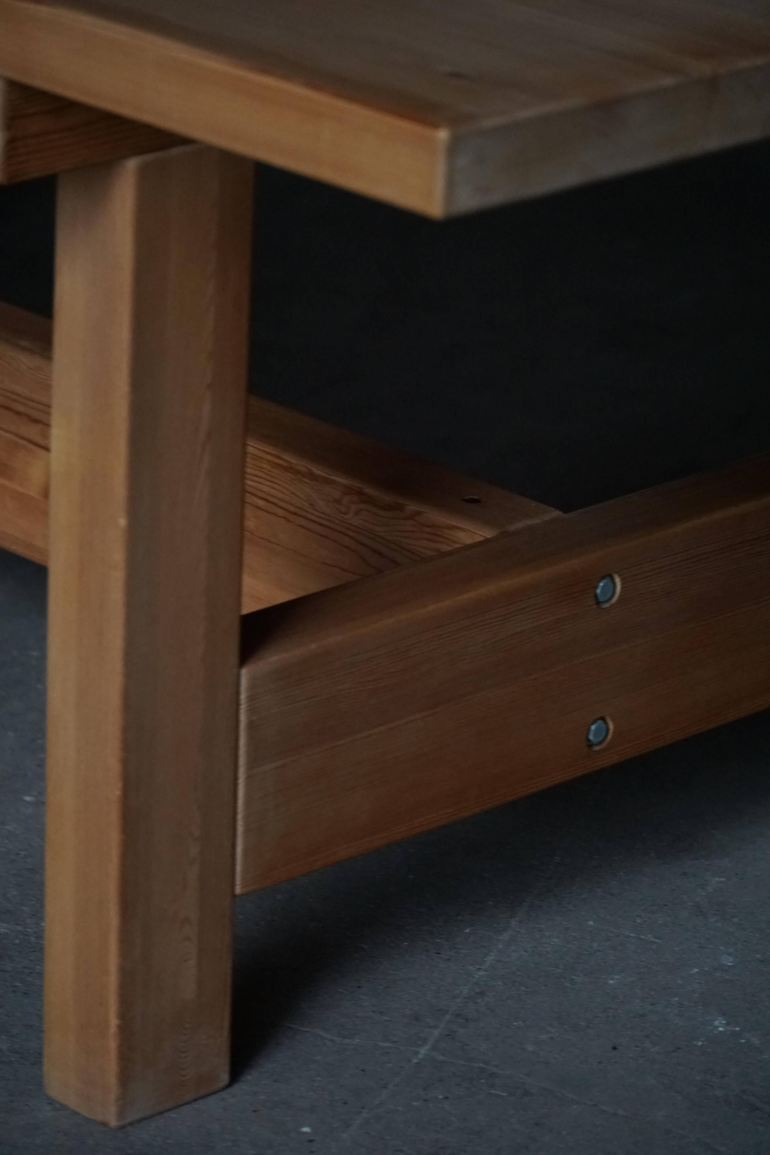 Modern Danish brutalist extendable dining table in pine, Tage Poulsen, 1970s.