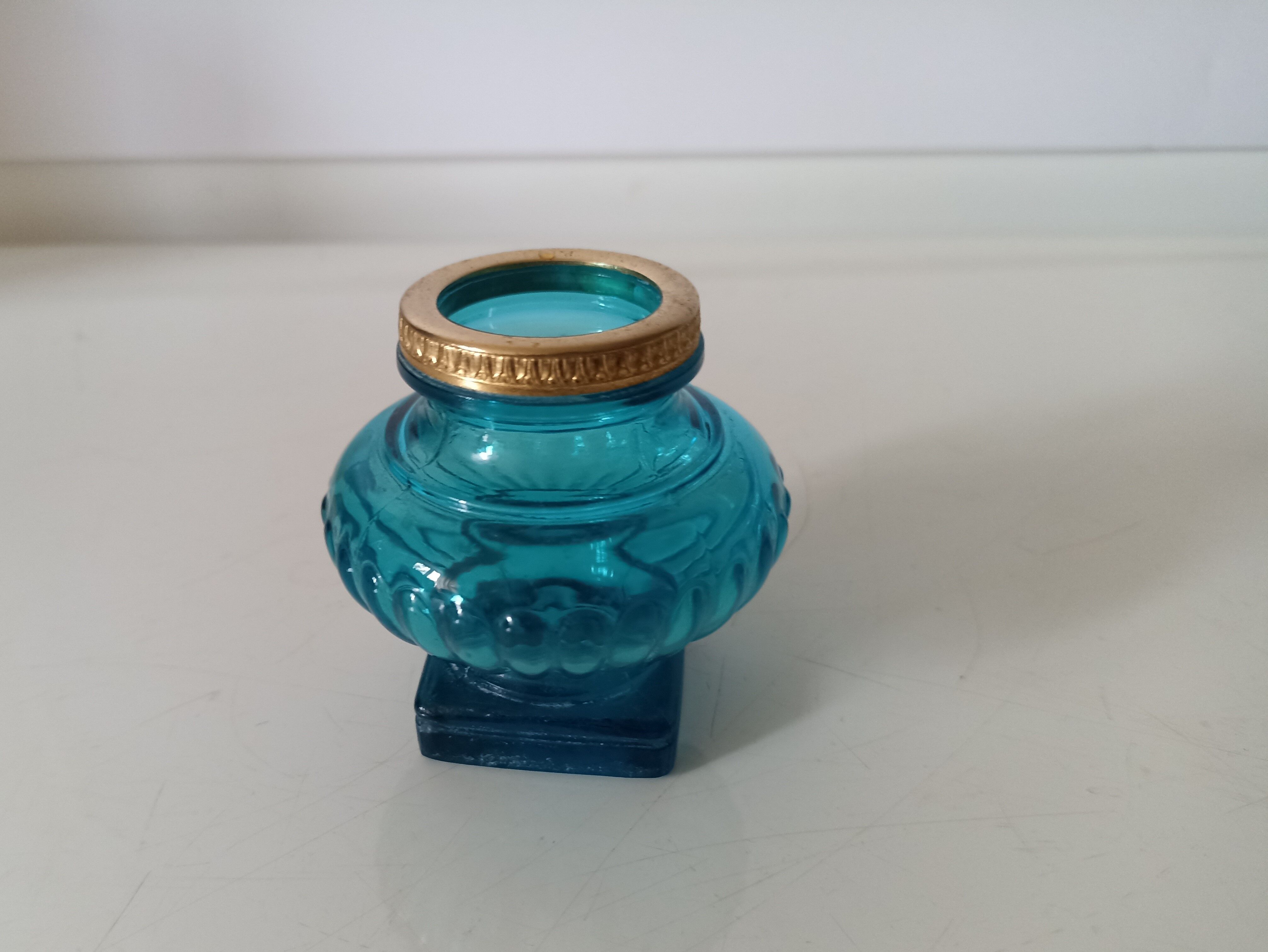 Encrier ancien en verre turquoise et laiton