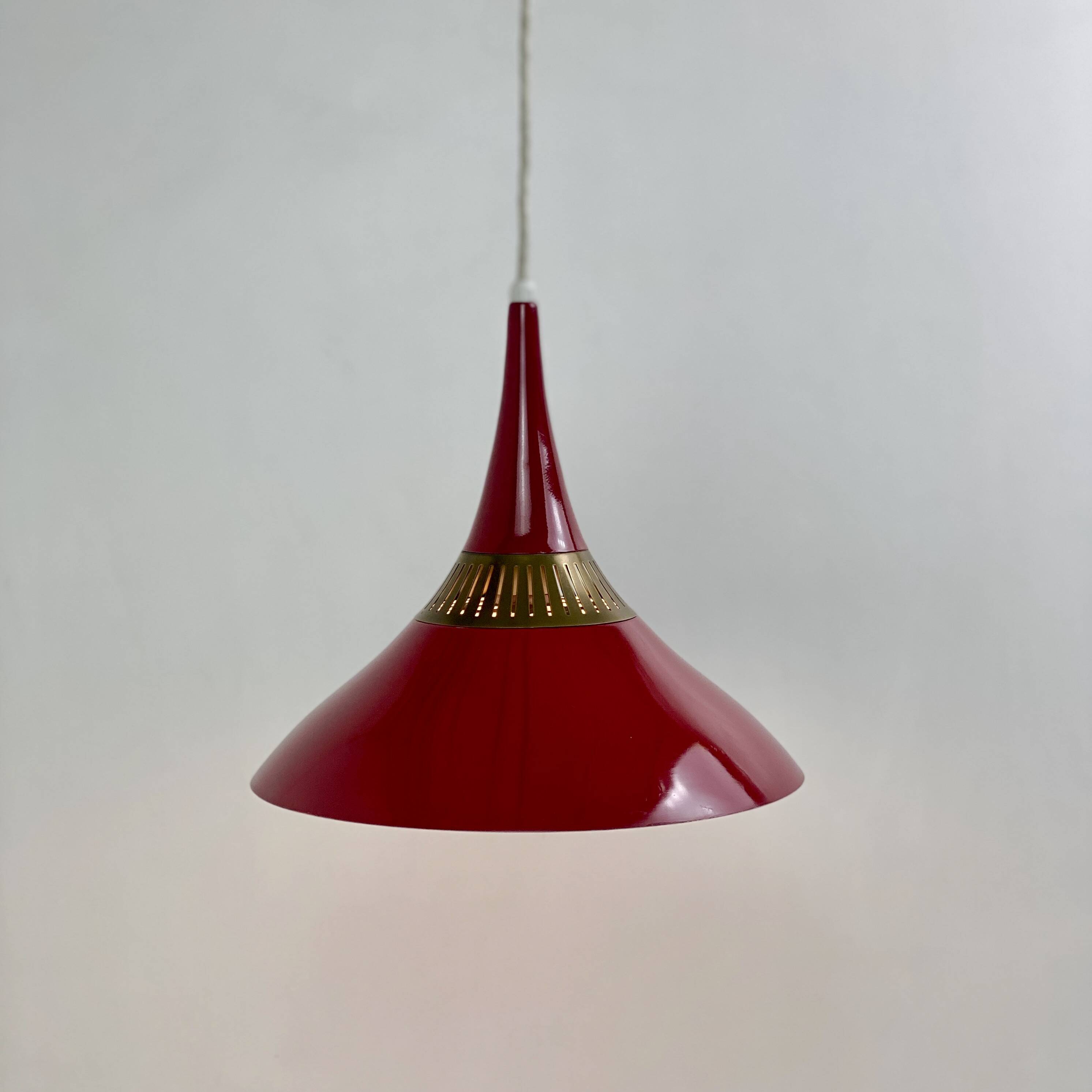 Scandinavian pendant light in red metal and brass, 1960