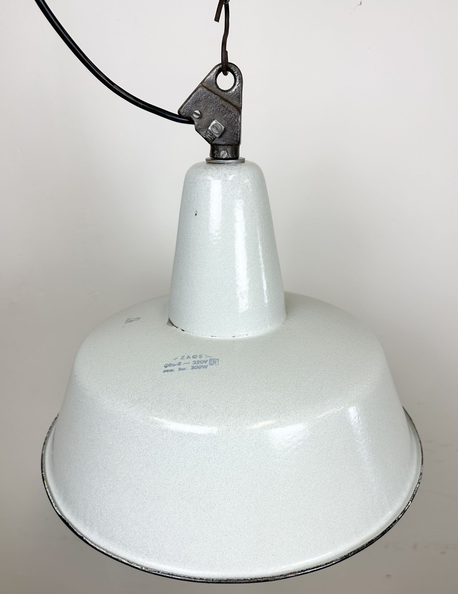 Suspension industrielle en émail gris d’usine de Zaos, années 1960