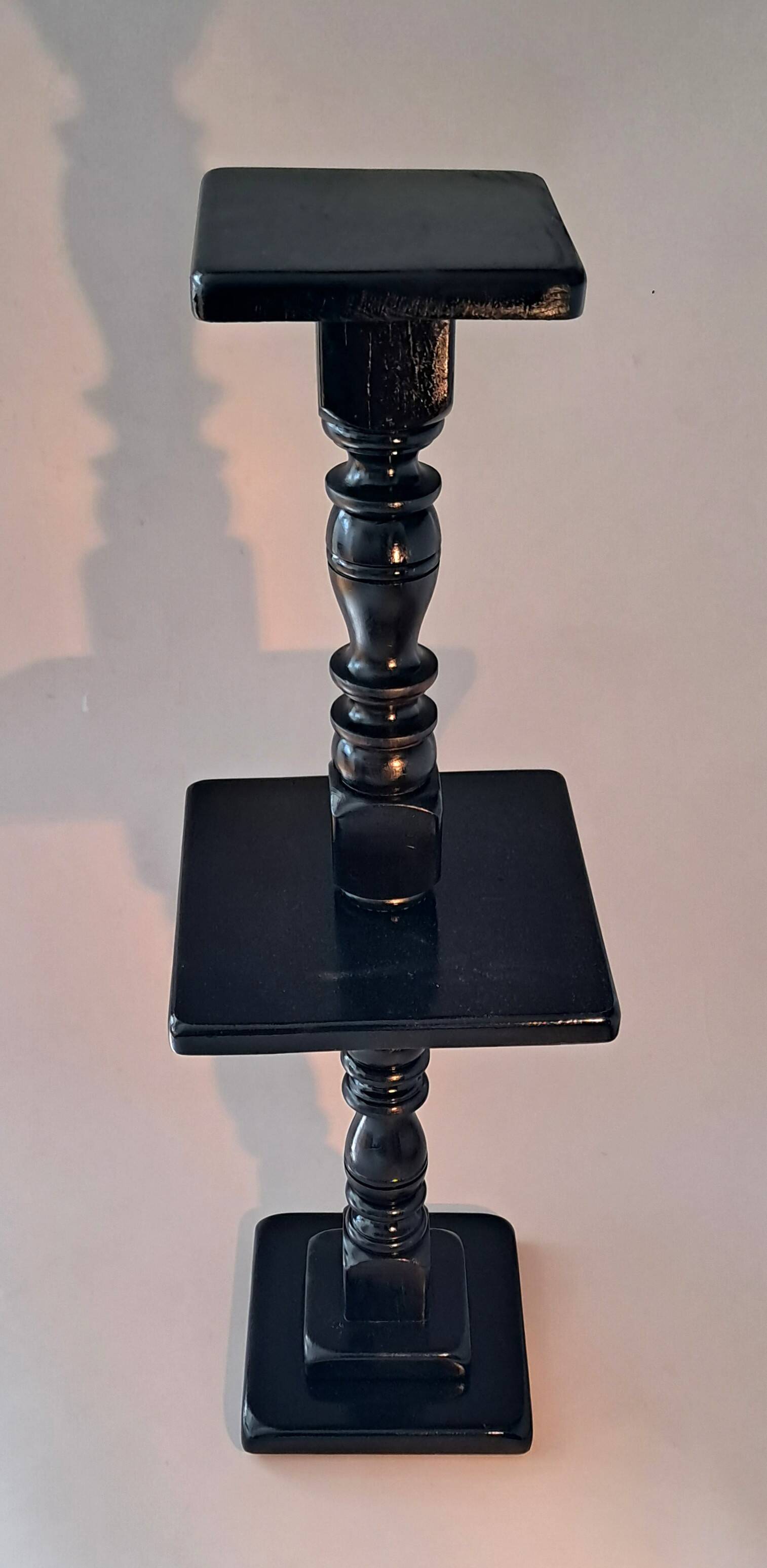Column in blackened oak with two shelves.