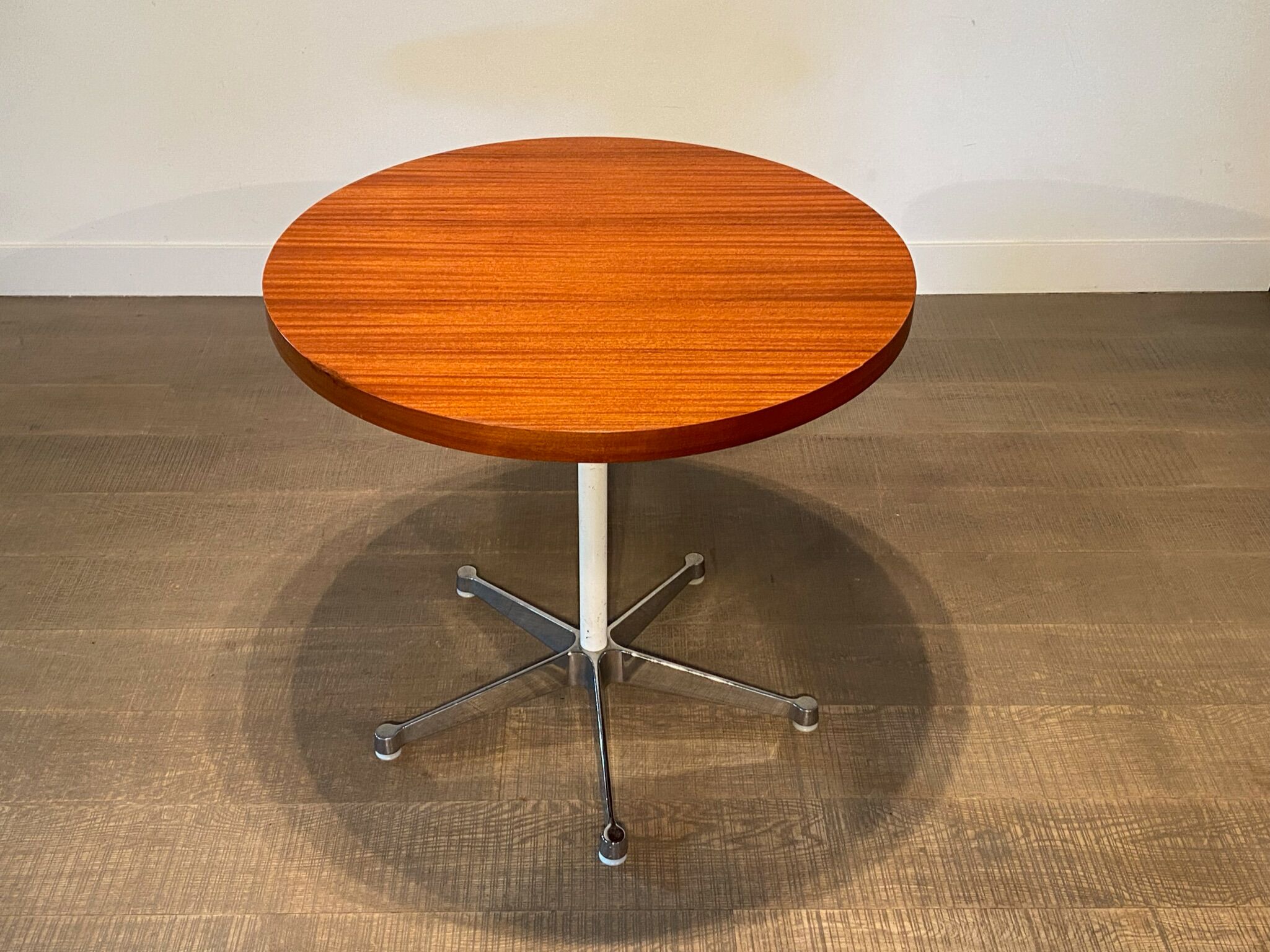 Early Round Dining teak table By Ray and Charles Eames for Herman Miller, 1950s