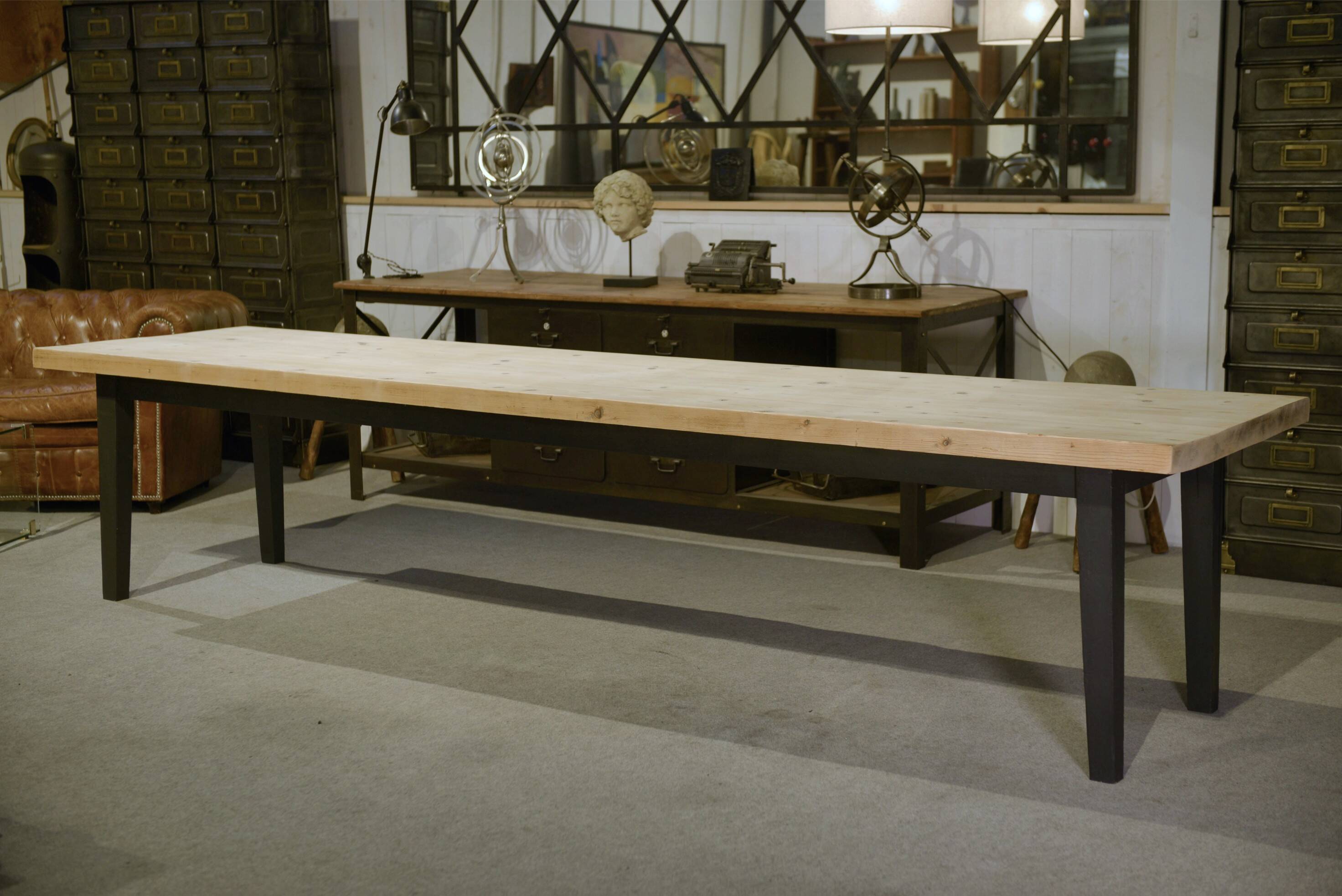 Large farmhouse table in pine from the 20th century.