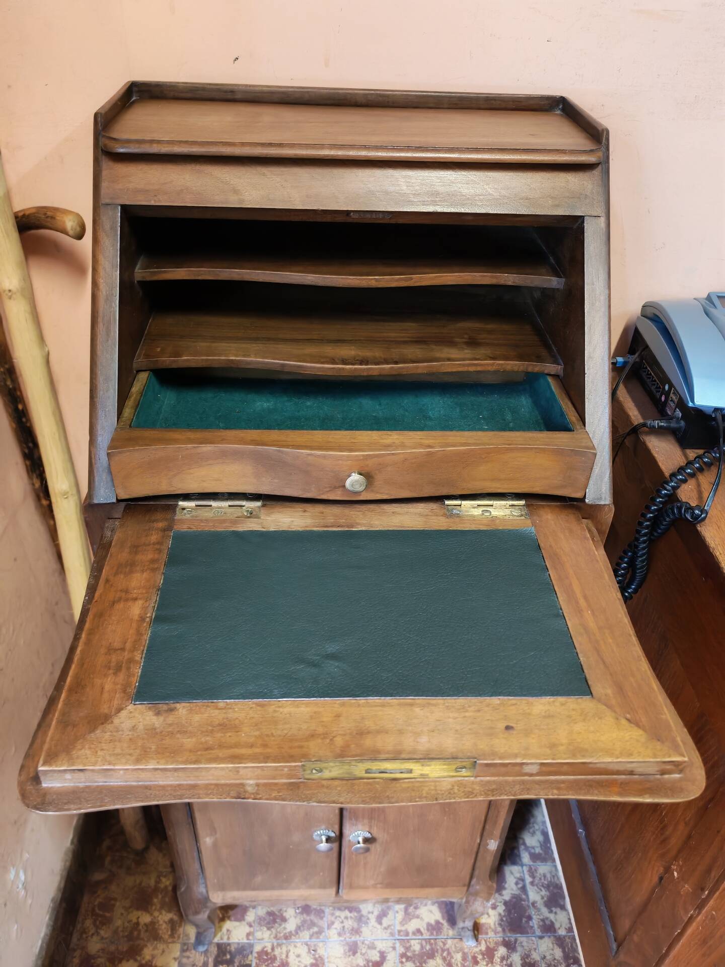 Set consisting of a small scriban desk and its antique chair.