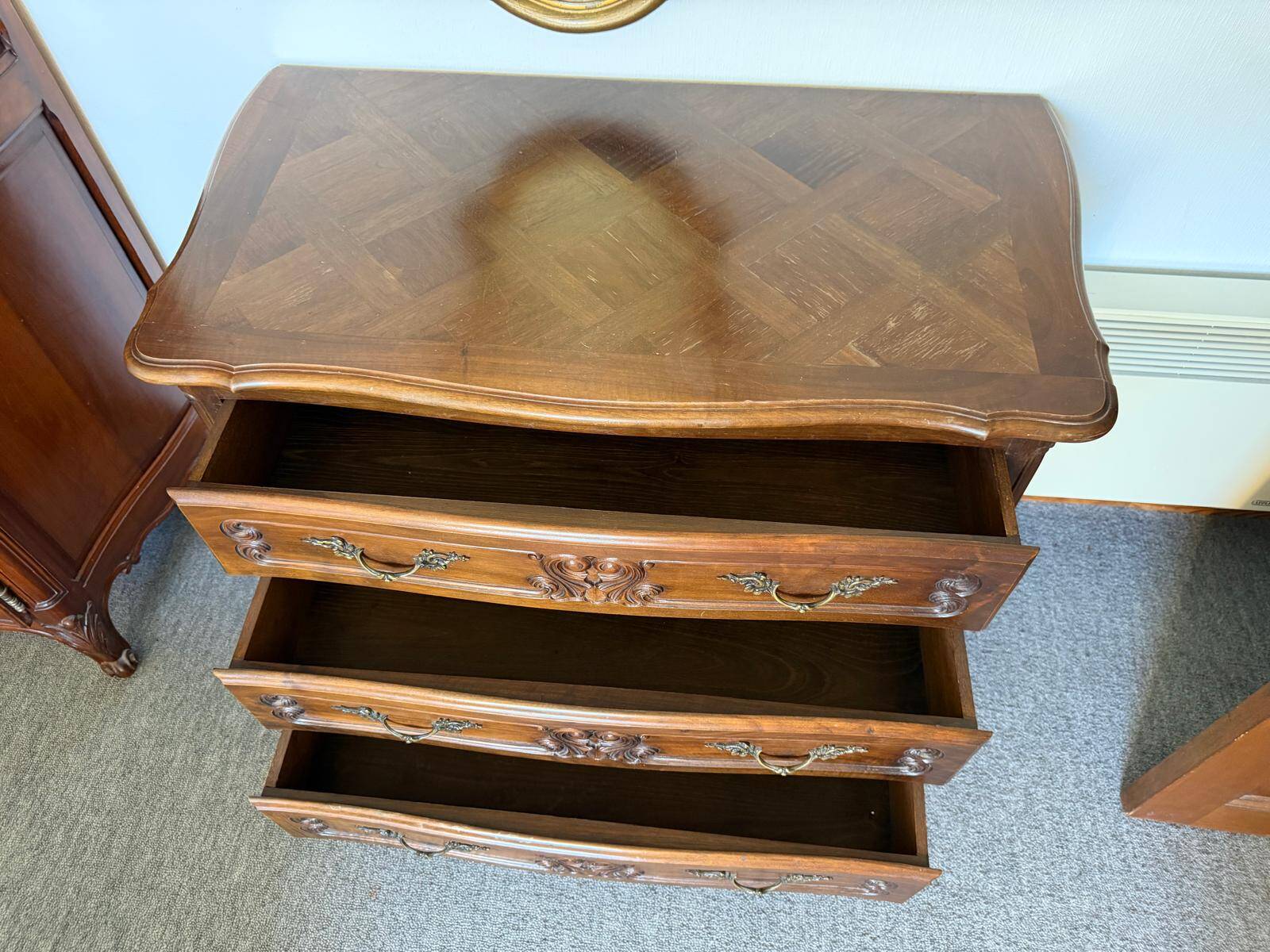 Walnut commode in Louis XV style with 3 drawers.