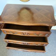 Walnut commode in Louis XV style with 3 drawers.