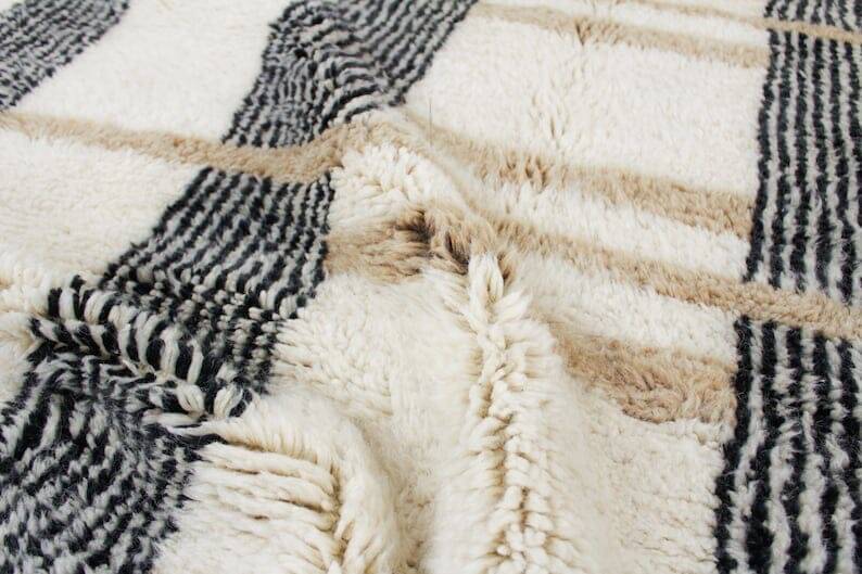 Traditional Moroccan beni ourain rug in wool, size 100 x 200 cm.