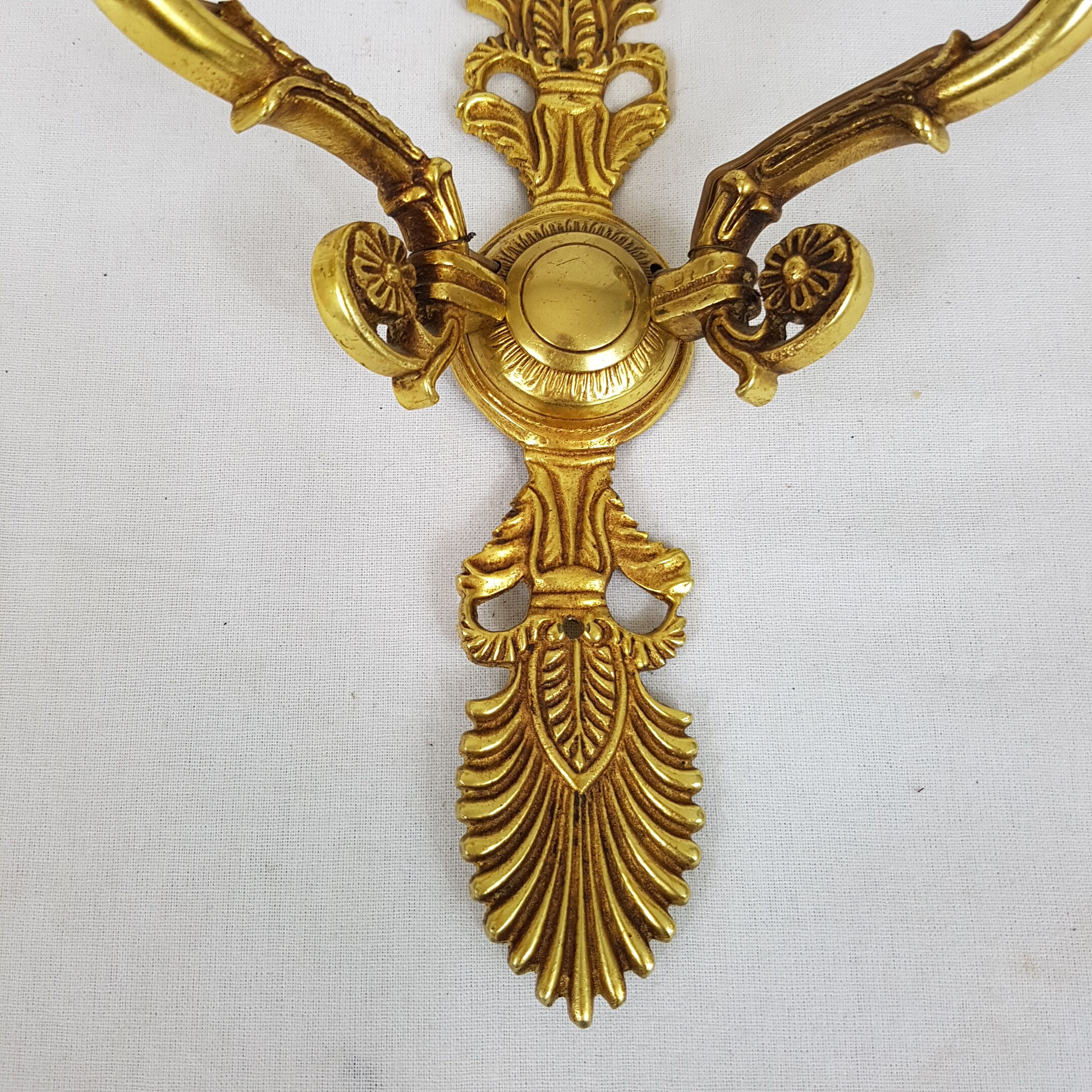 Wall light in gilded bronze and opaque glass globe