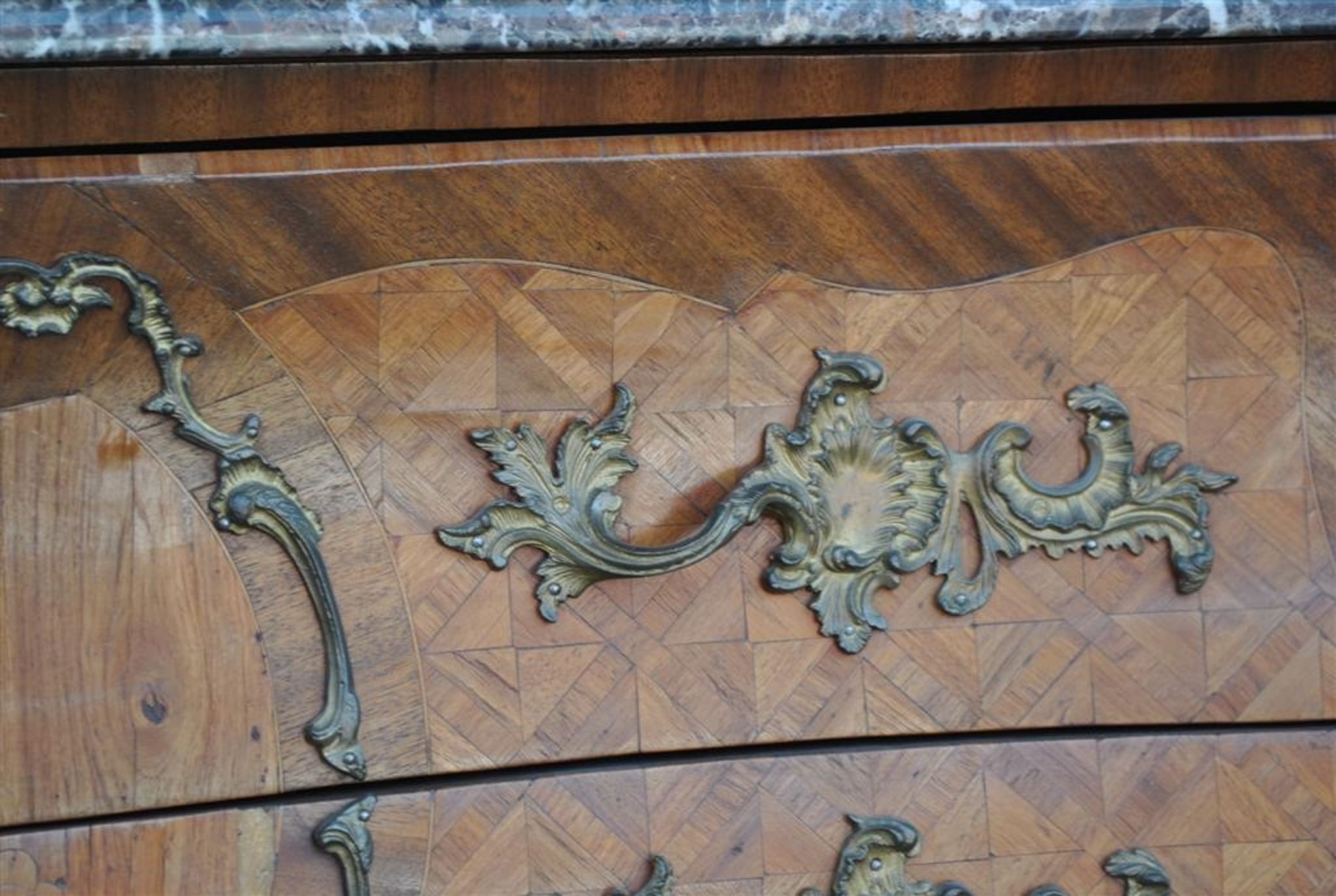 Commode de style Louis XV marbre brèche bronze doré XIXème