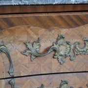 Commode de style Louis XV marbre brèche bronze doré XIXème