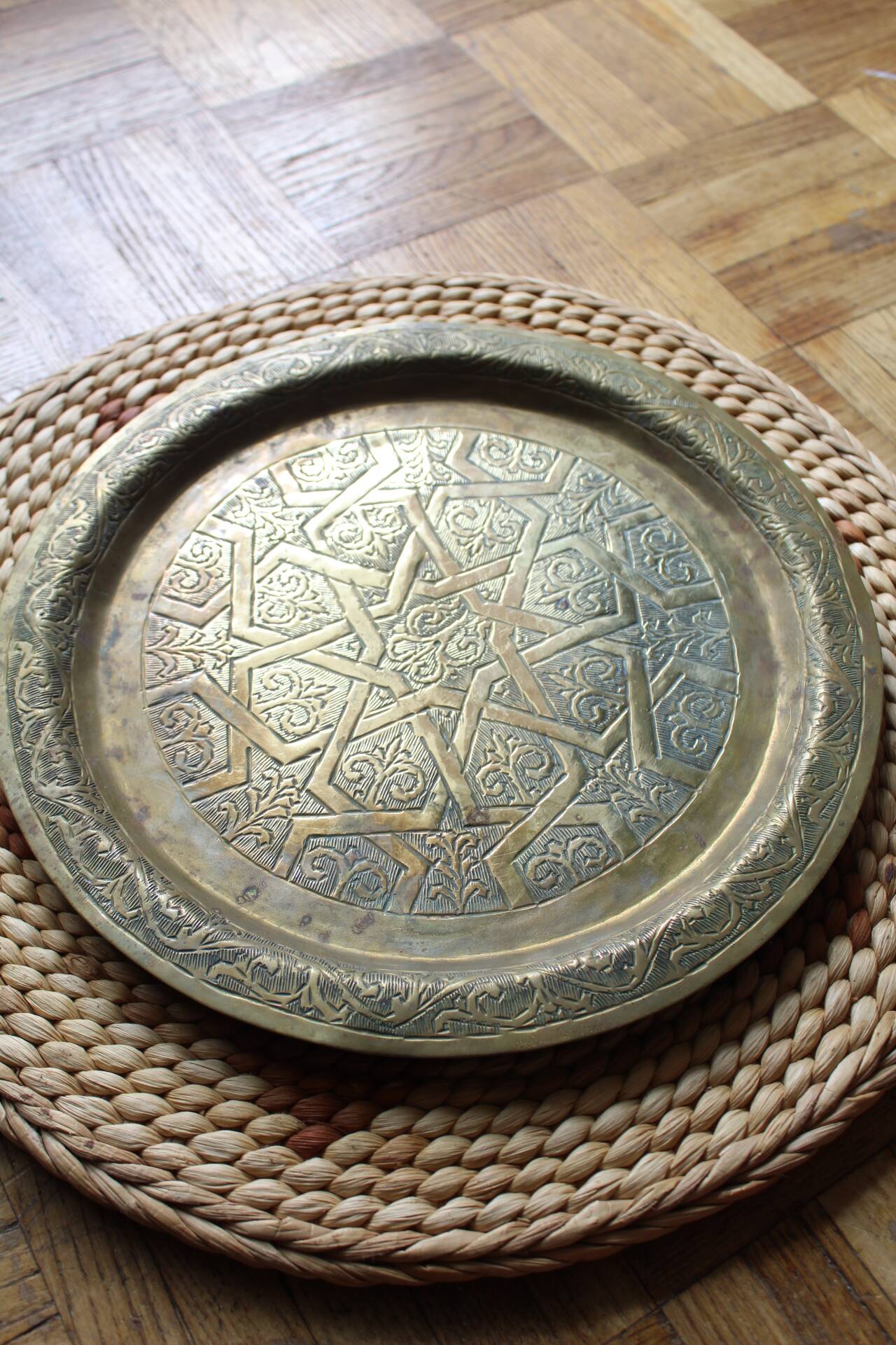 Plateau marocain ancien en laiton gravé