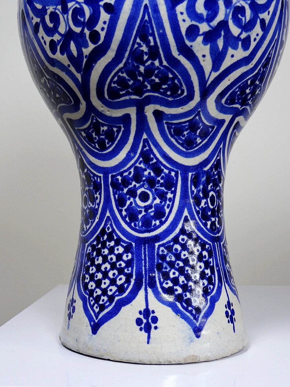 Large Moroccan vase/jar from Fès, handcrafted ceramic Khabia, 19th-20th century, cobalt.