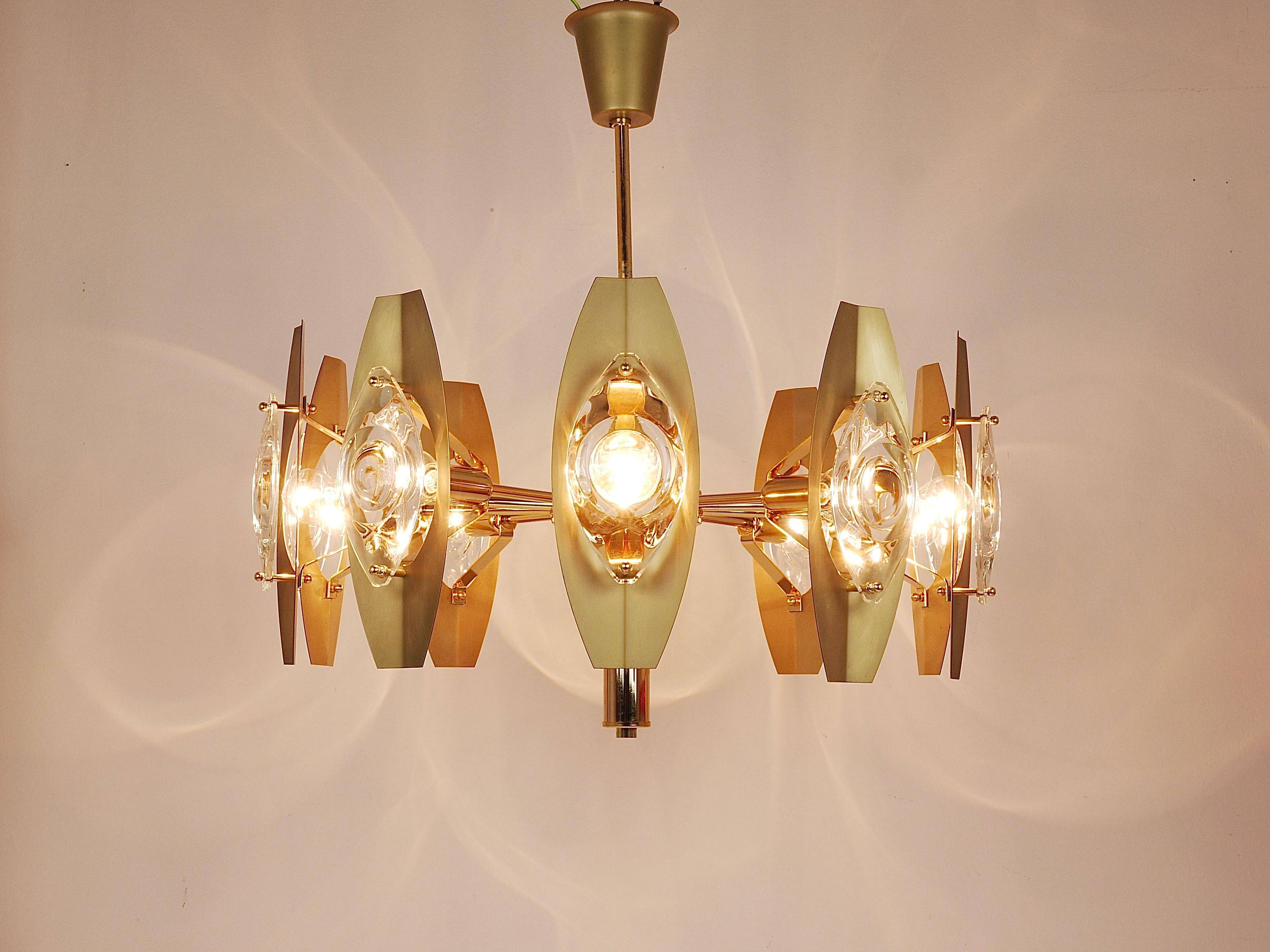 Oscar Torlasco brass chandelier of 25 inches with optical prism lenses, Italy, 1970s.