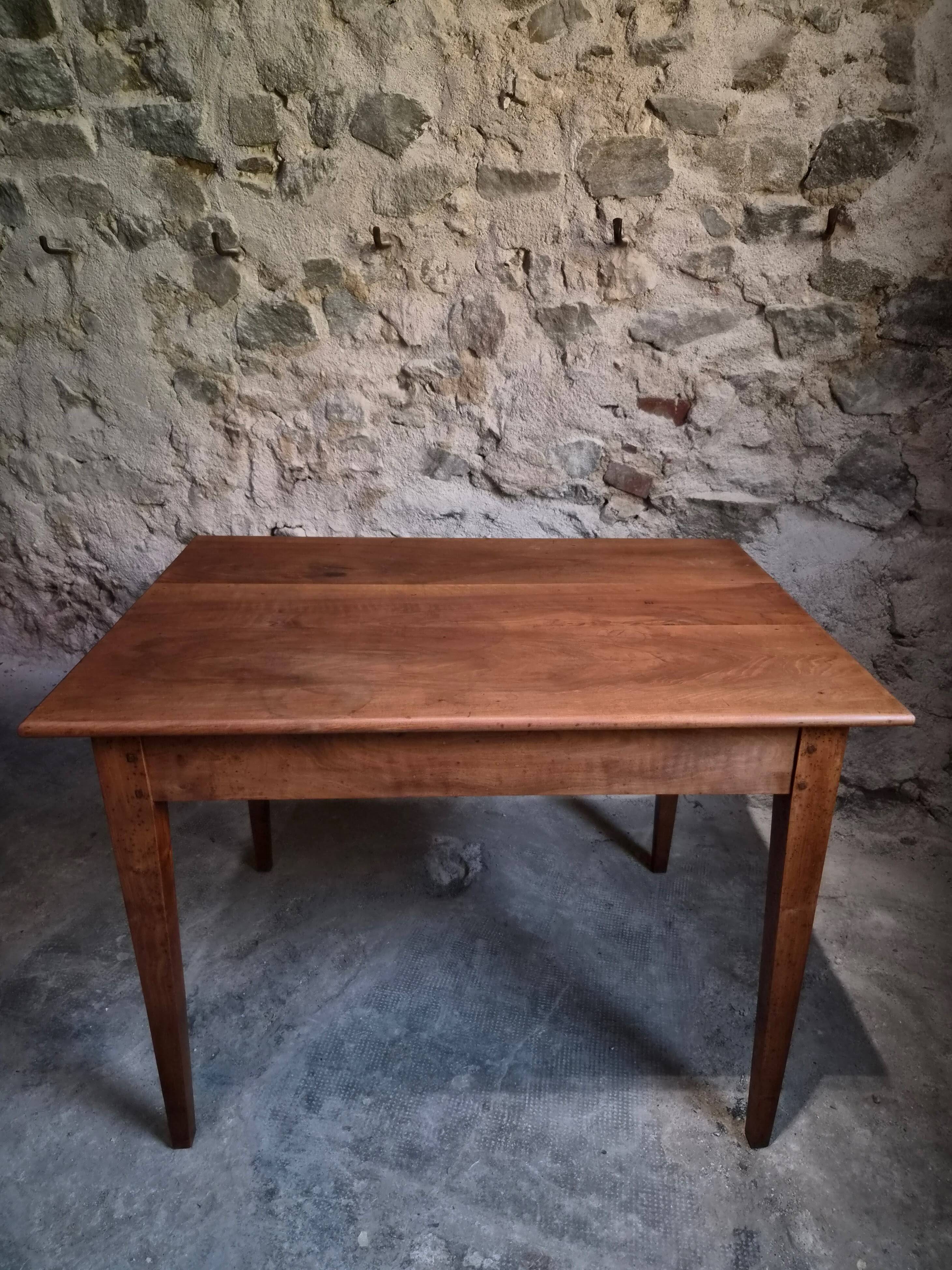 Table française ancienne en noyer avec tiroir, vers 1900–1920