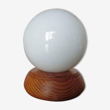 Lampe scandinave en bois et boule opaline blanche années 70