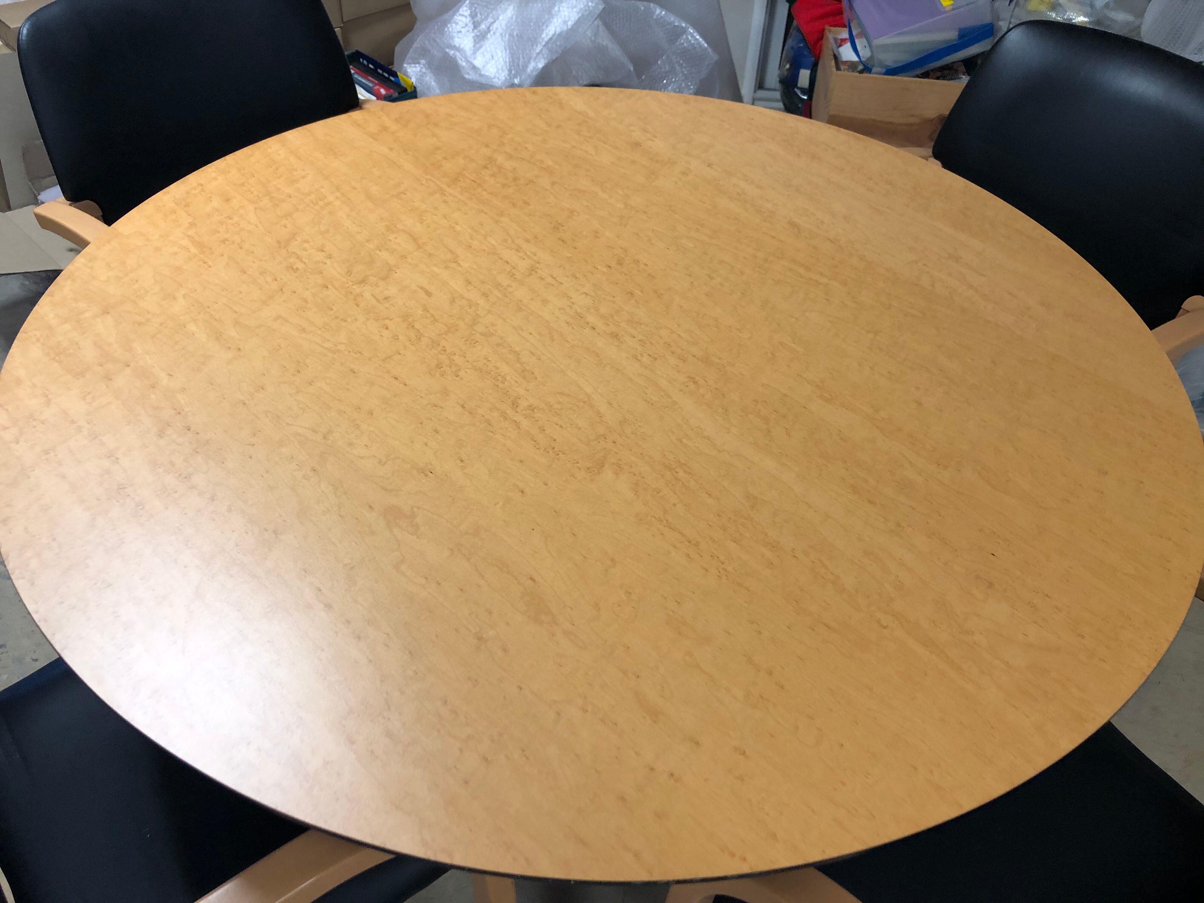 Table ronde et 4 fauteuils