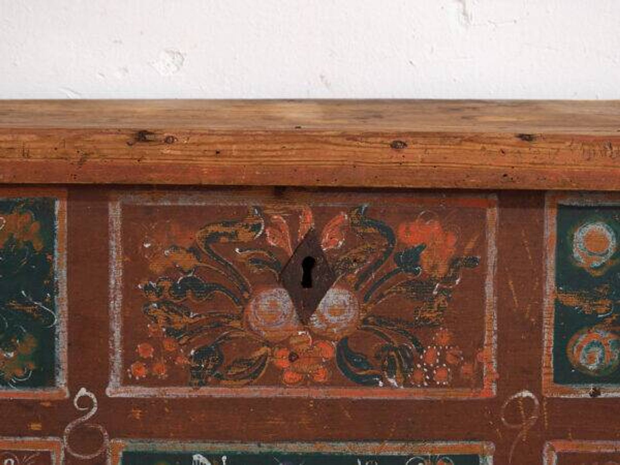 Antique storage trunk with floral decoration (circa 1895) #102