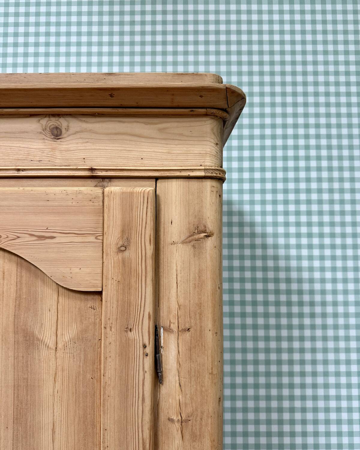 English bonnet maker with wardrobe (renovated)