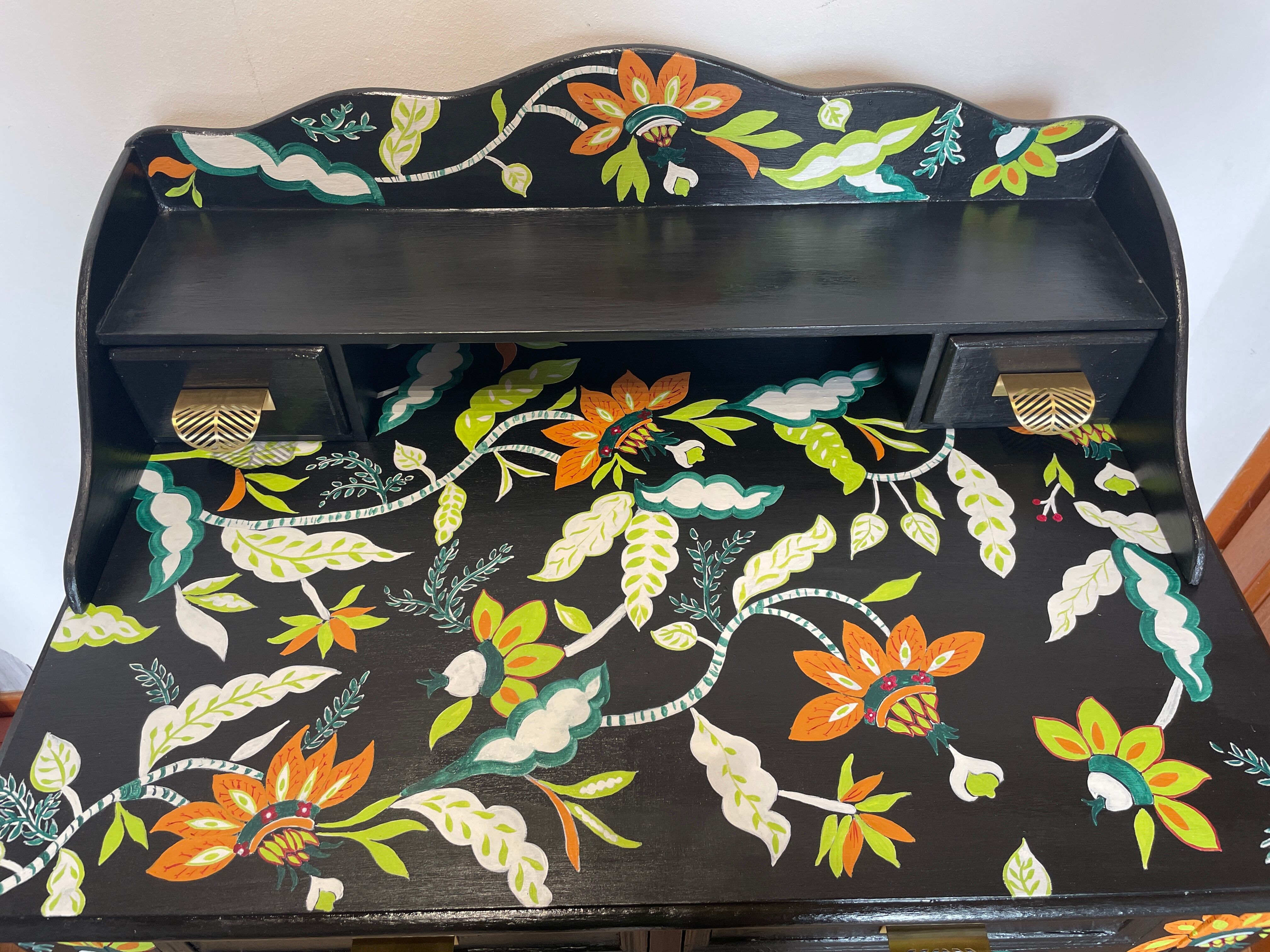 Painted hairdress / desk