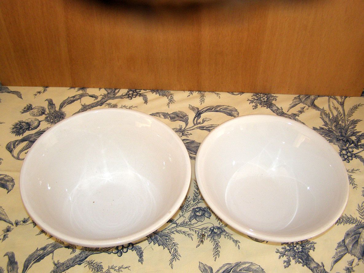 2 porcelain mixing bowls (Made in France)