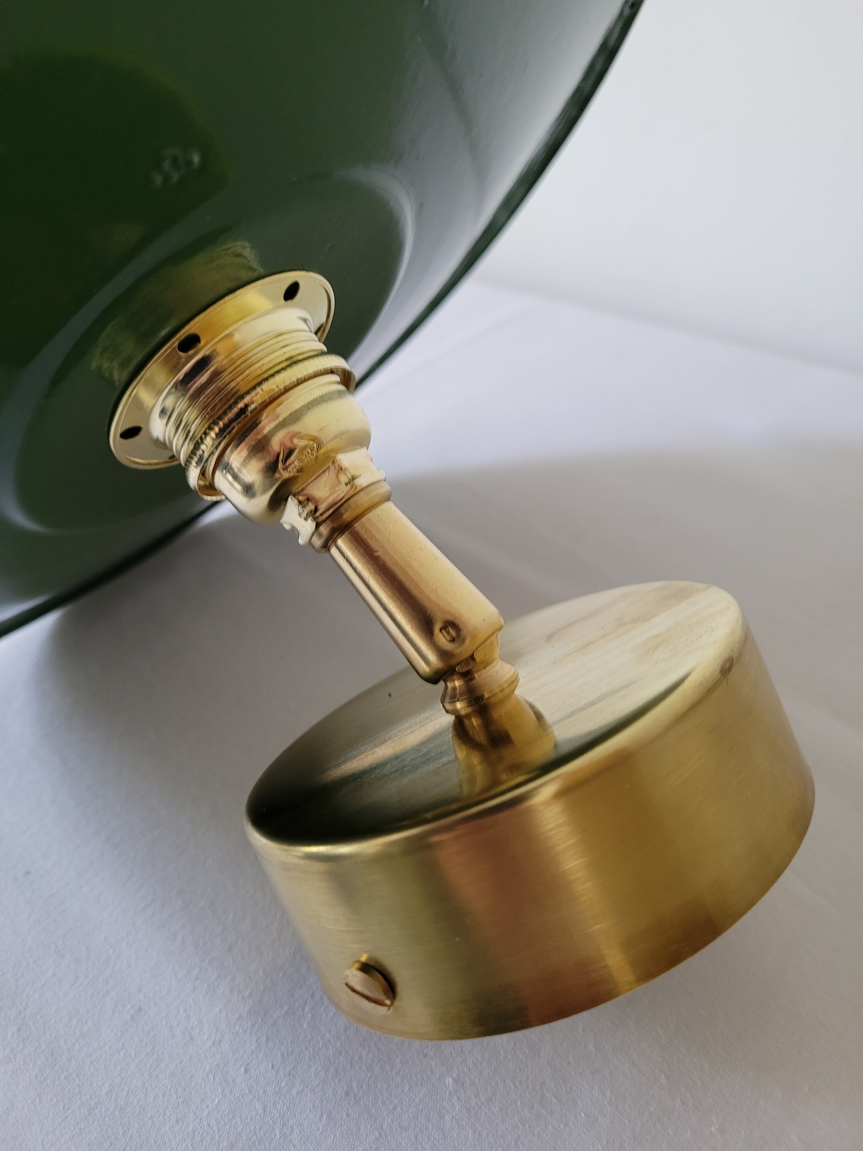 Otientable brass wall lamp and enamelled sheet metal