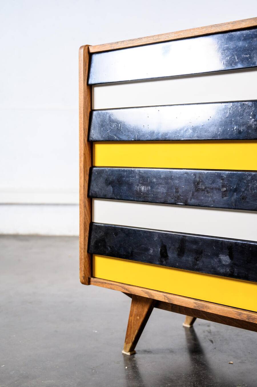 Jiroutek chest of drawers with 8 drawers