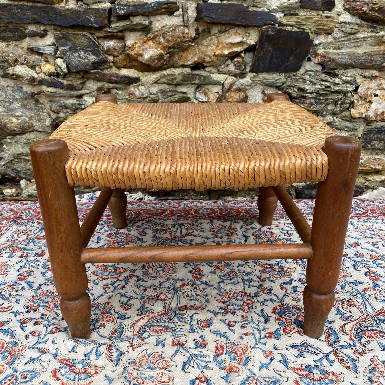 Low stool in wood and straw