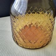 Carafe à eau , pichet vintage en verre ambré