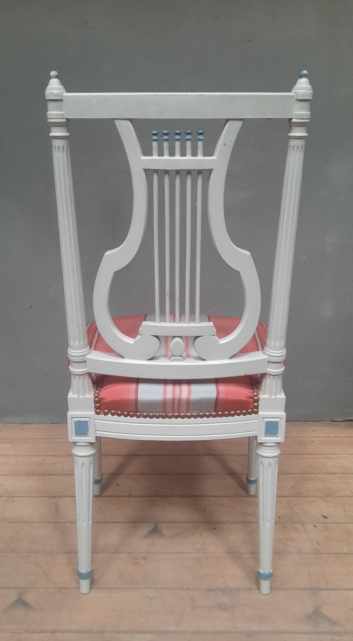 Chaise style Louis XVI laquée dossier lyre