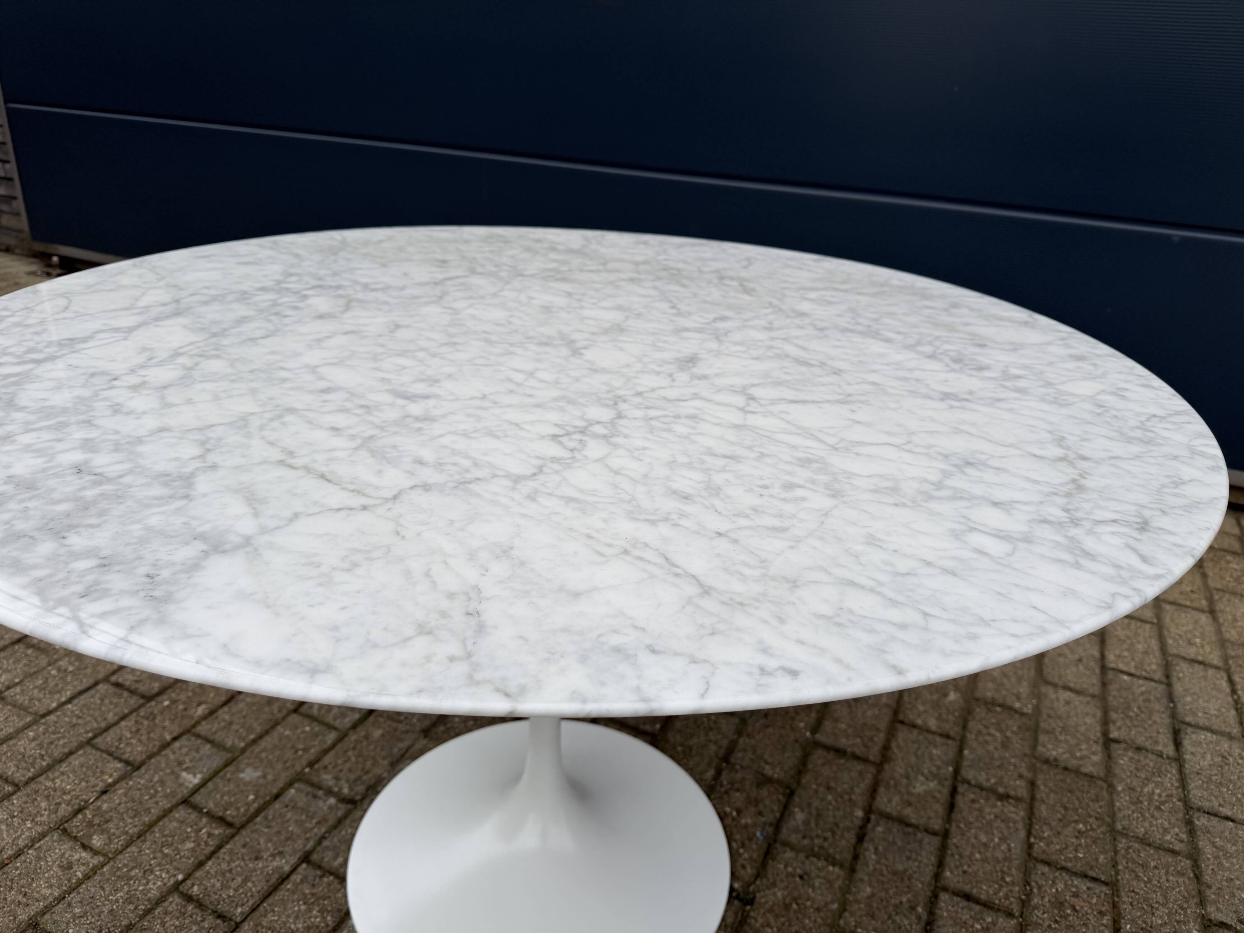 Original Knoll Tulip dining table in Carrara marble (120cm)