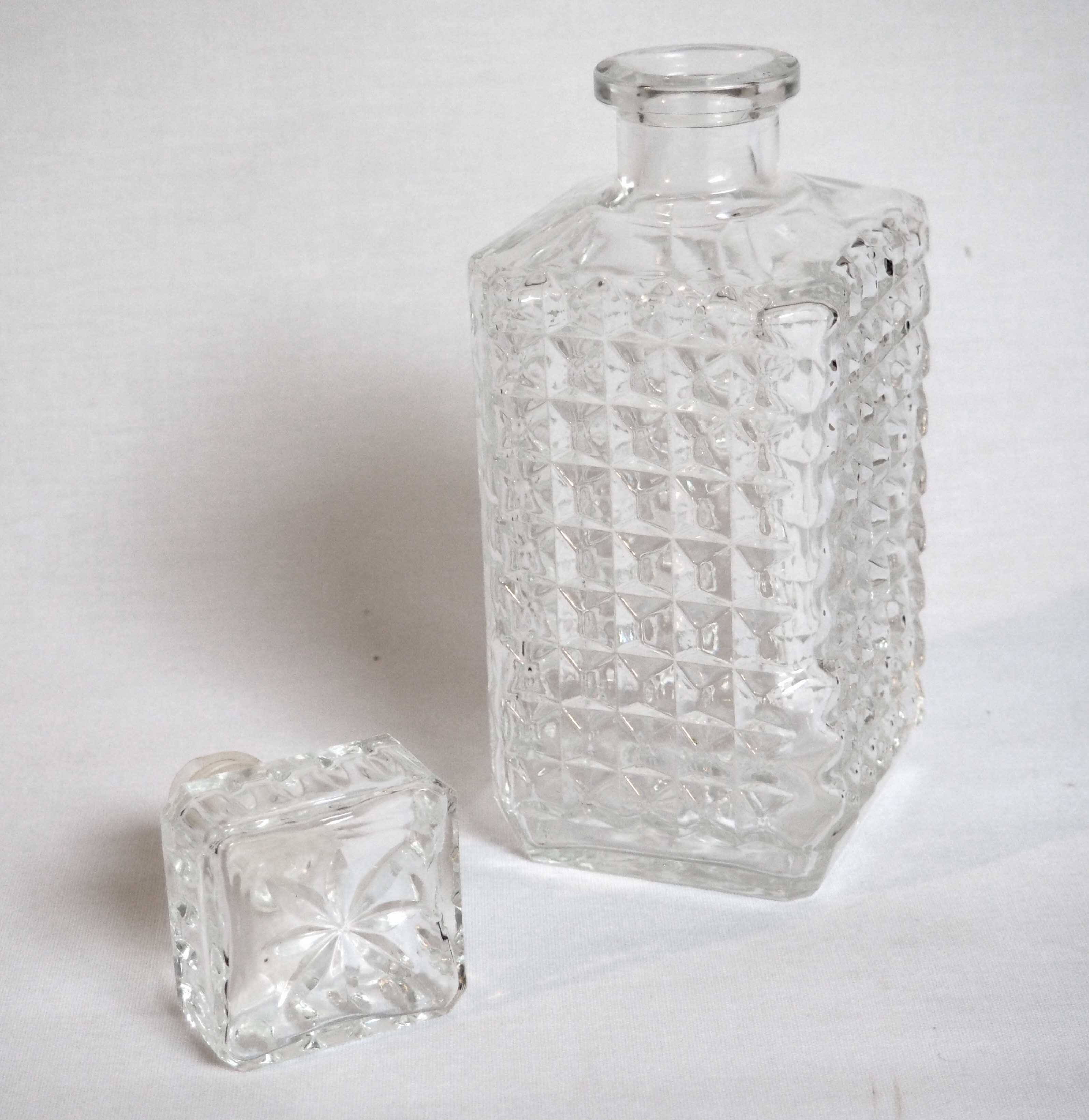 Whiskey decanter with spike pattern