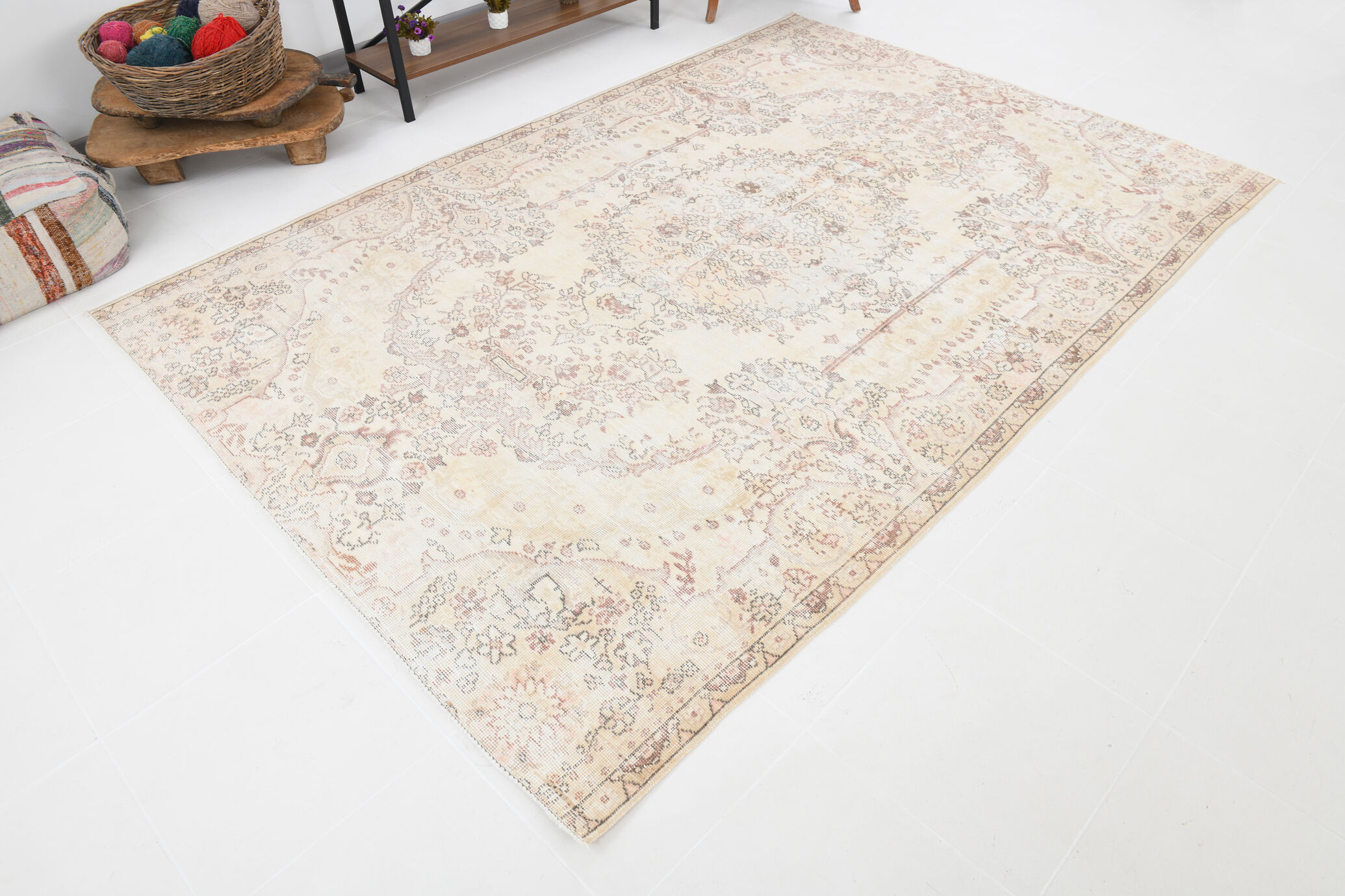 Distressed beige classic carpet 282x193cm