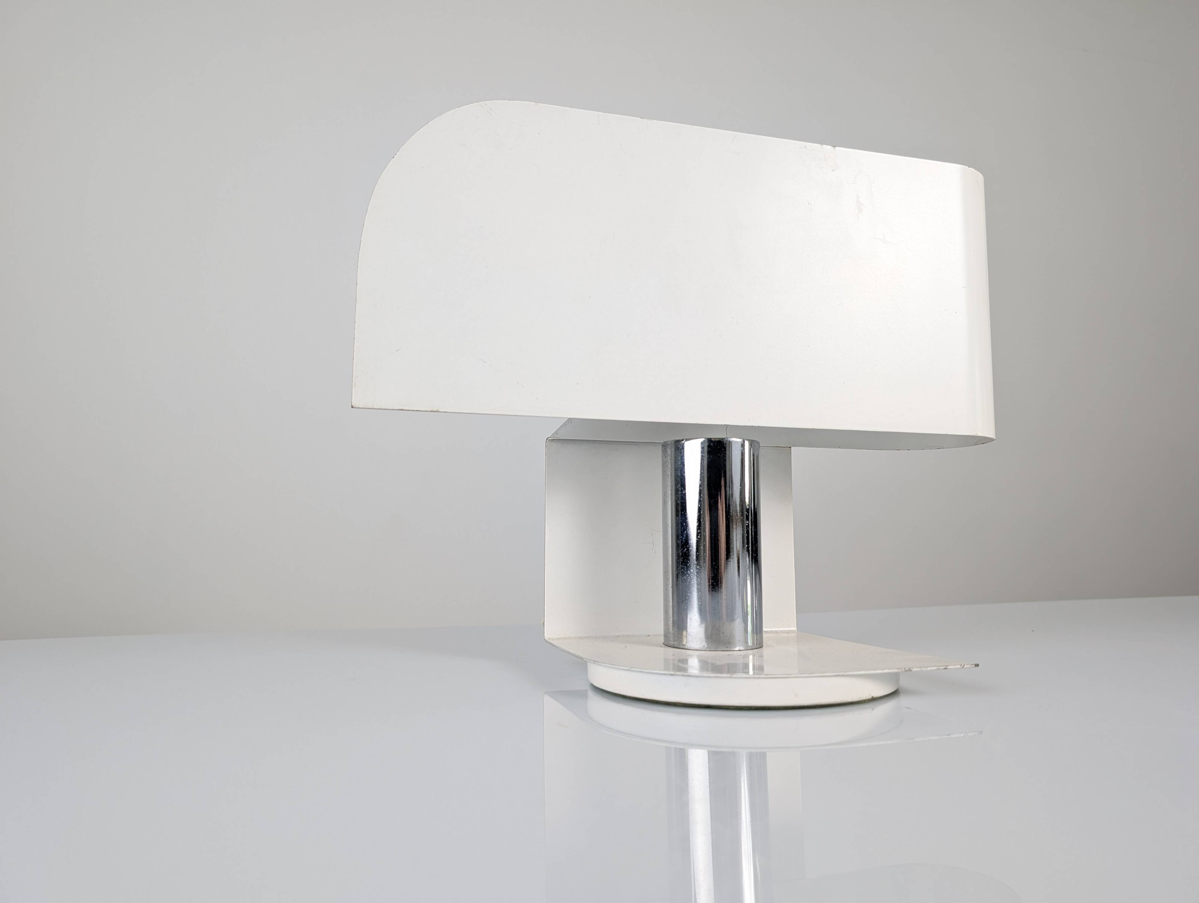 Lampe de table en métal plegado, Italie, années 1970