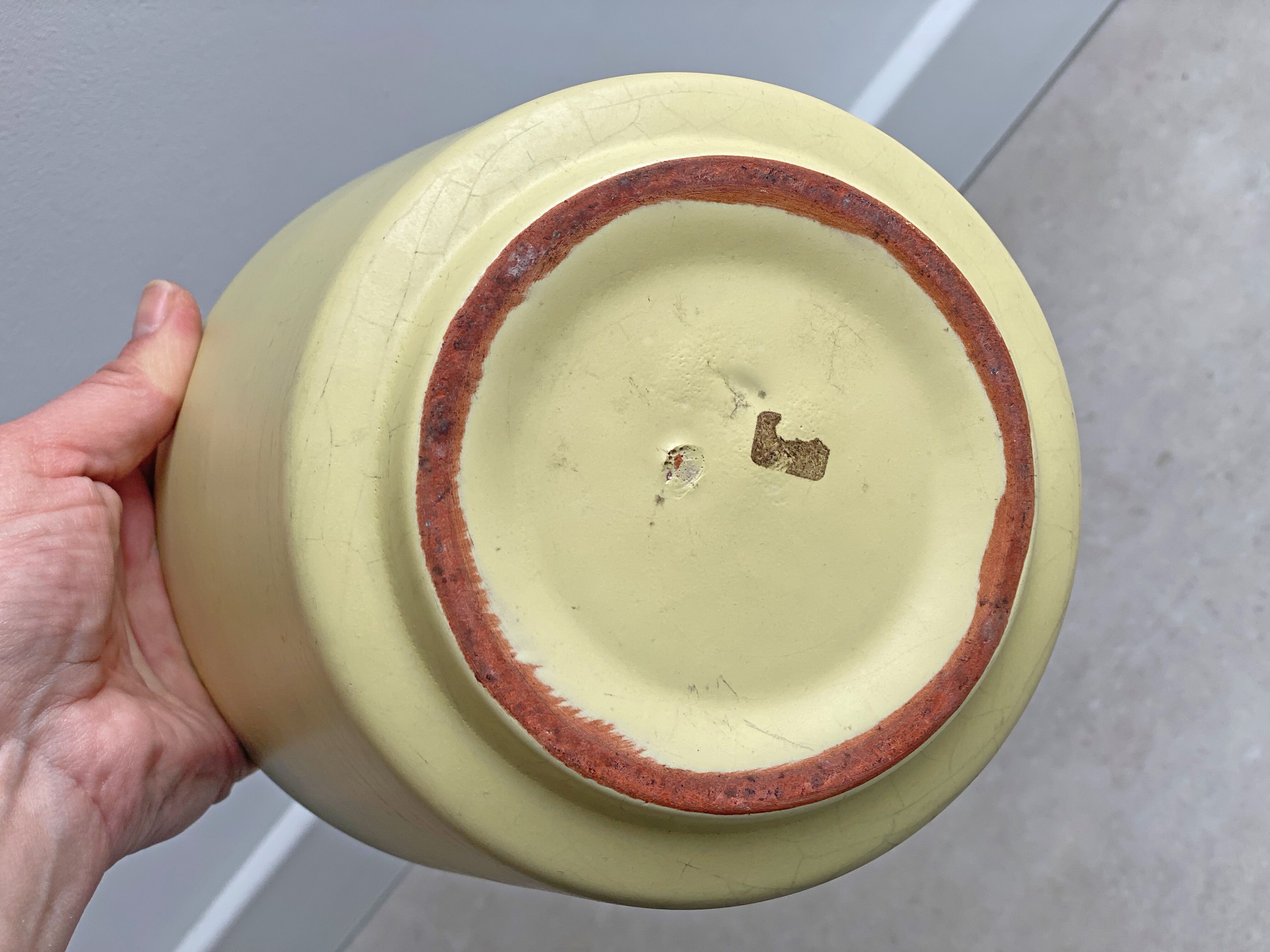 Jardinière / pot de fleurs en céramique jaune pastel du milieu du siècle