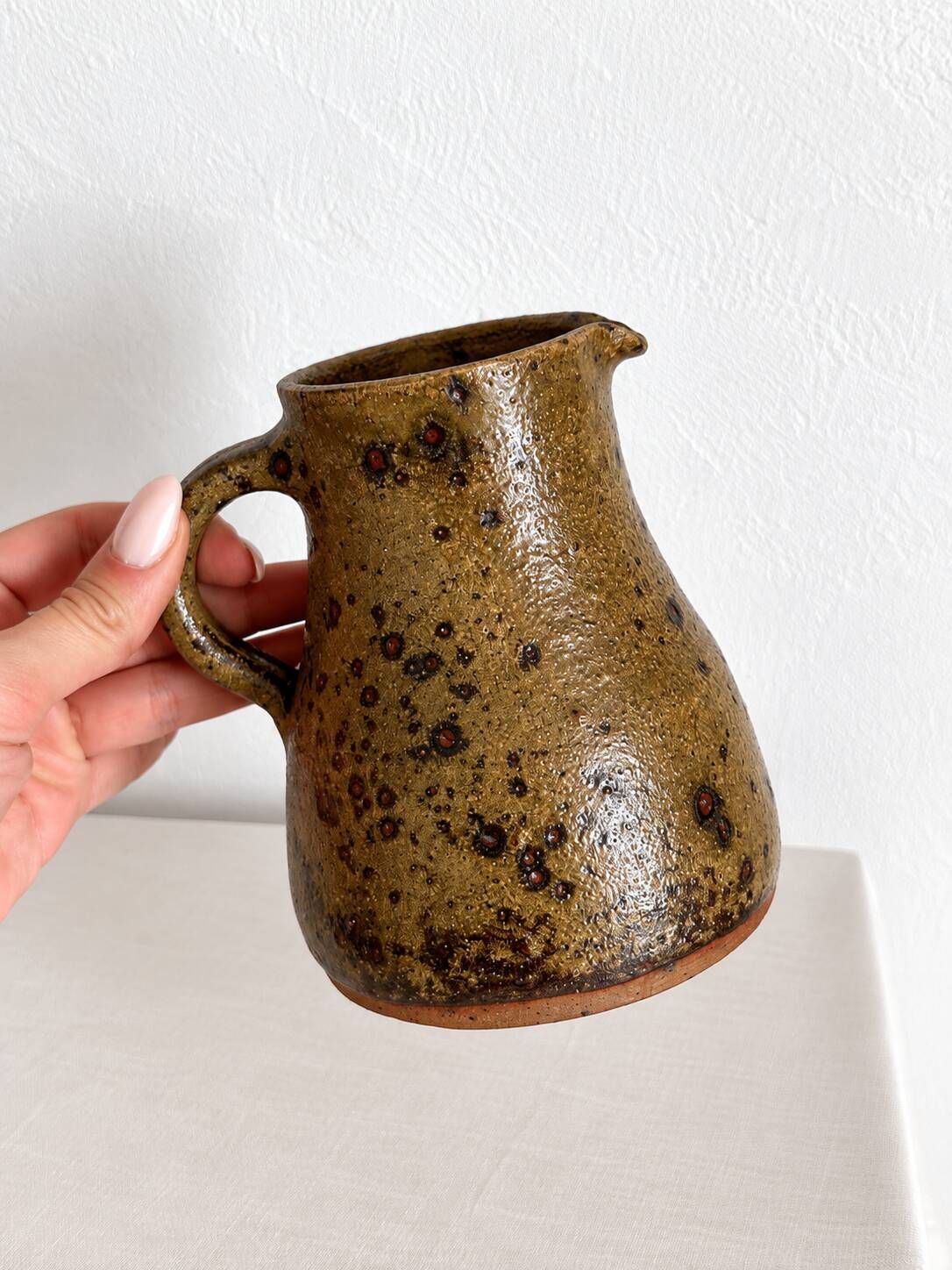 Petit pichet en grès moucheté, poterie artisanale vintage