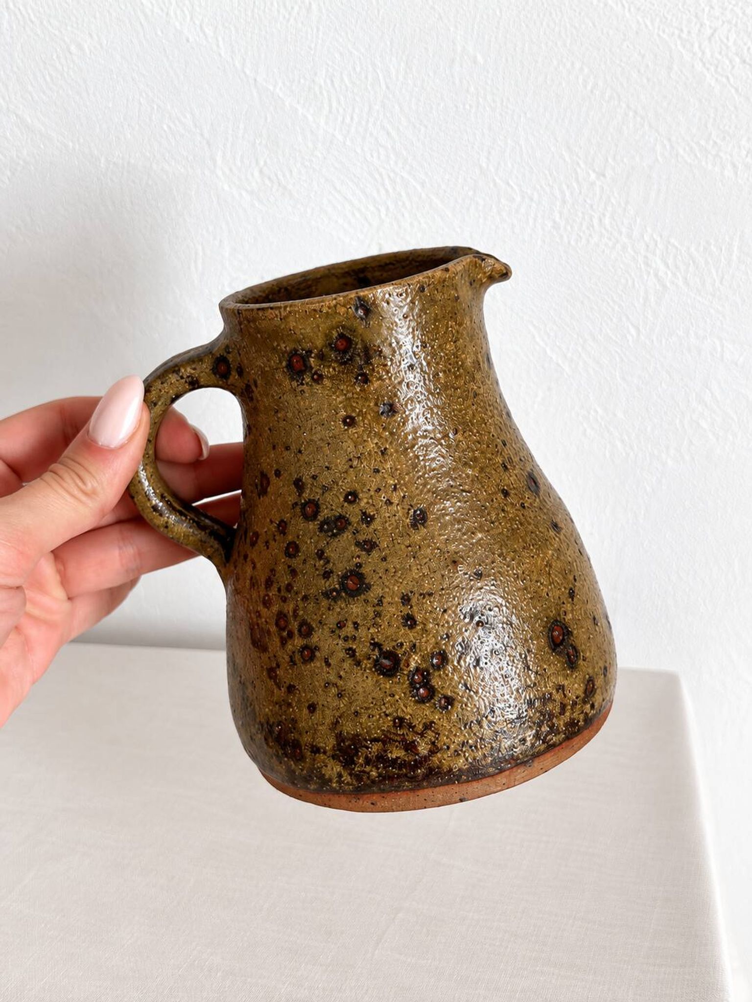Petit pichet en grès moucheté, poterie artisanale vintage