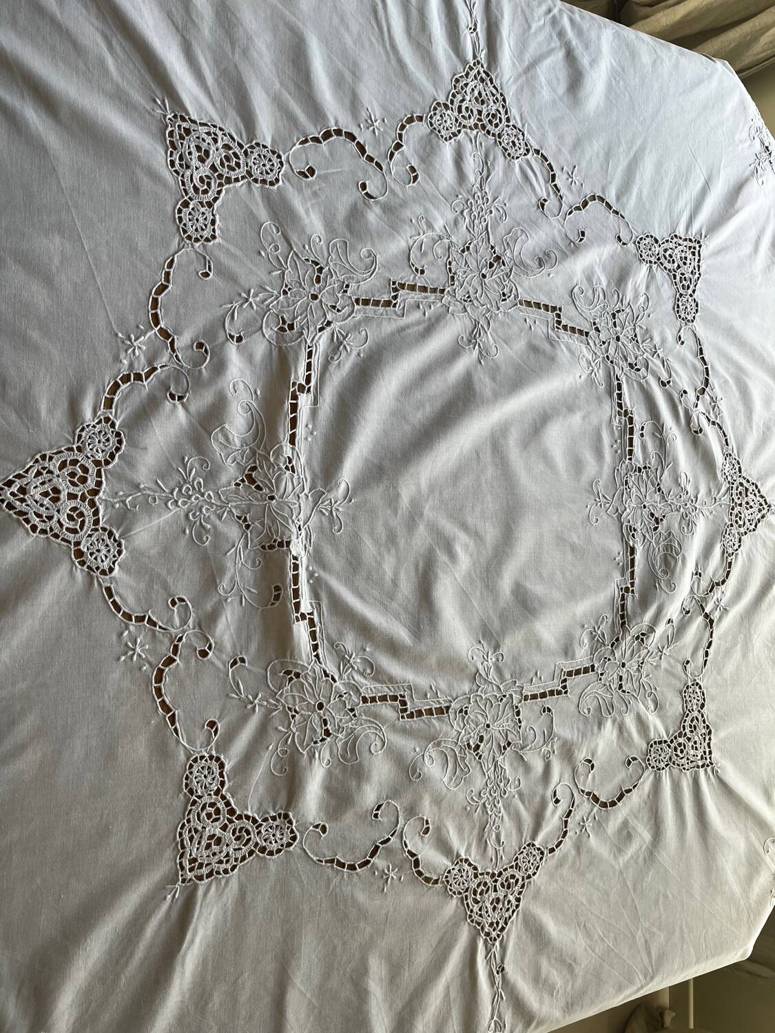 Round embroidered cotton tablecloth